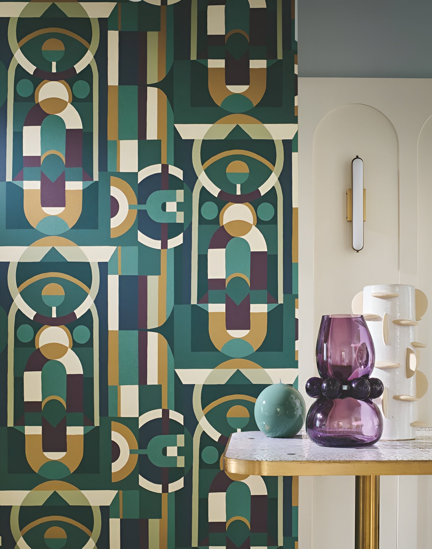 Tapete mit geometrischem Glasmalerei-Motiv VITRAIL - ÉMERAUDE/VIOLET smaragdgrün mit Violett