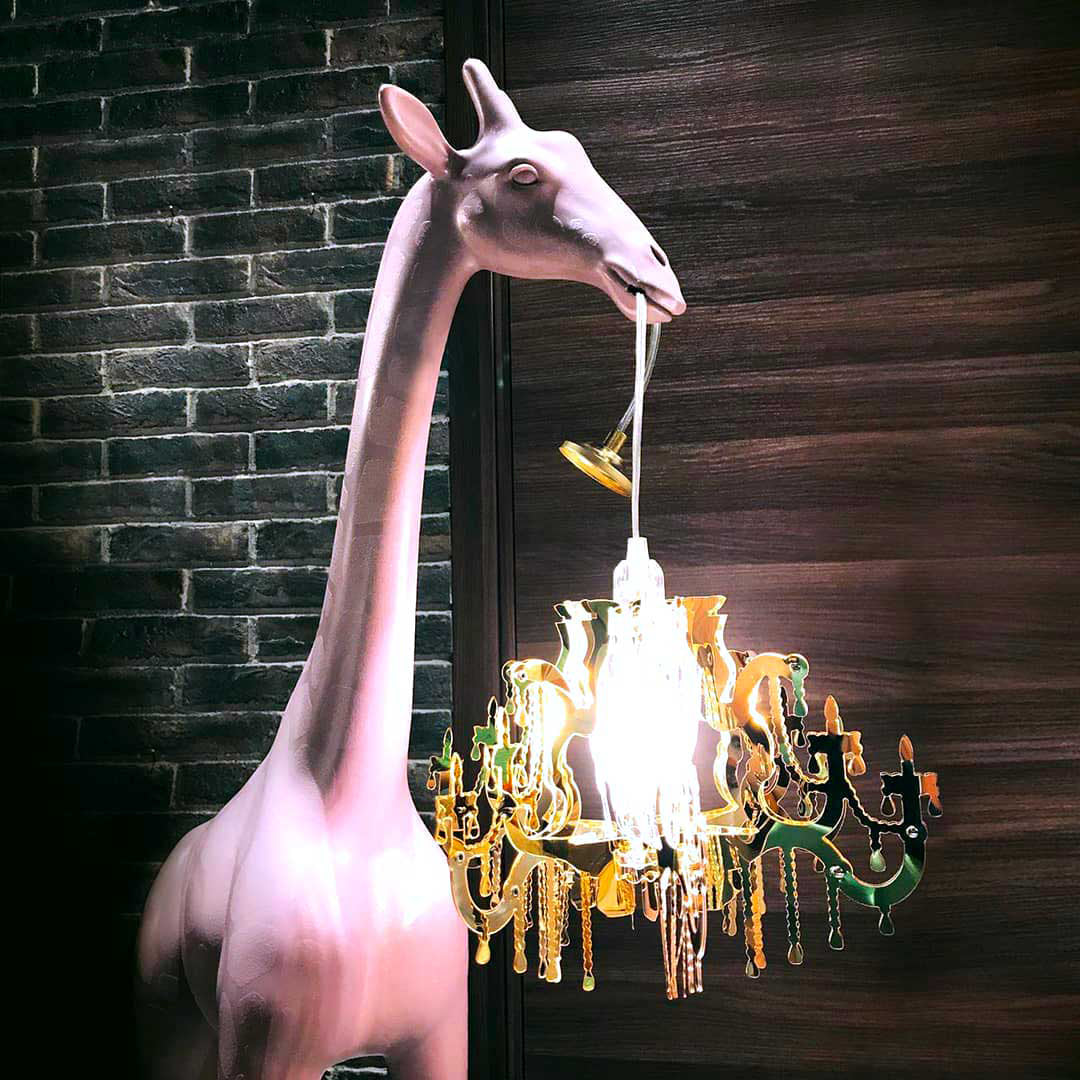 GIRAFFE IN LOVE M lamp white with red shade
