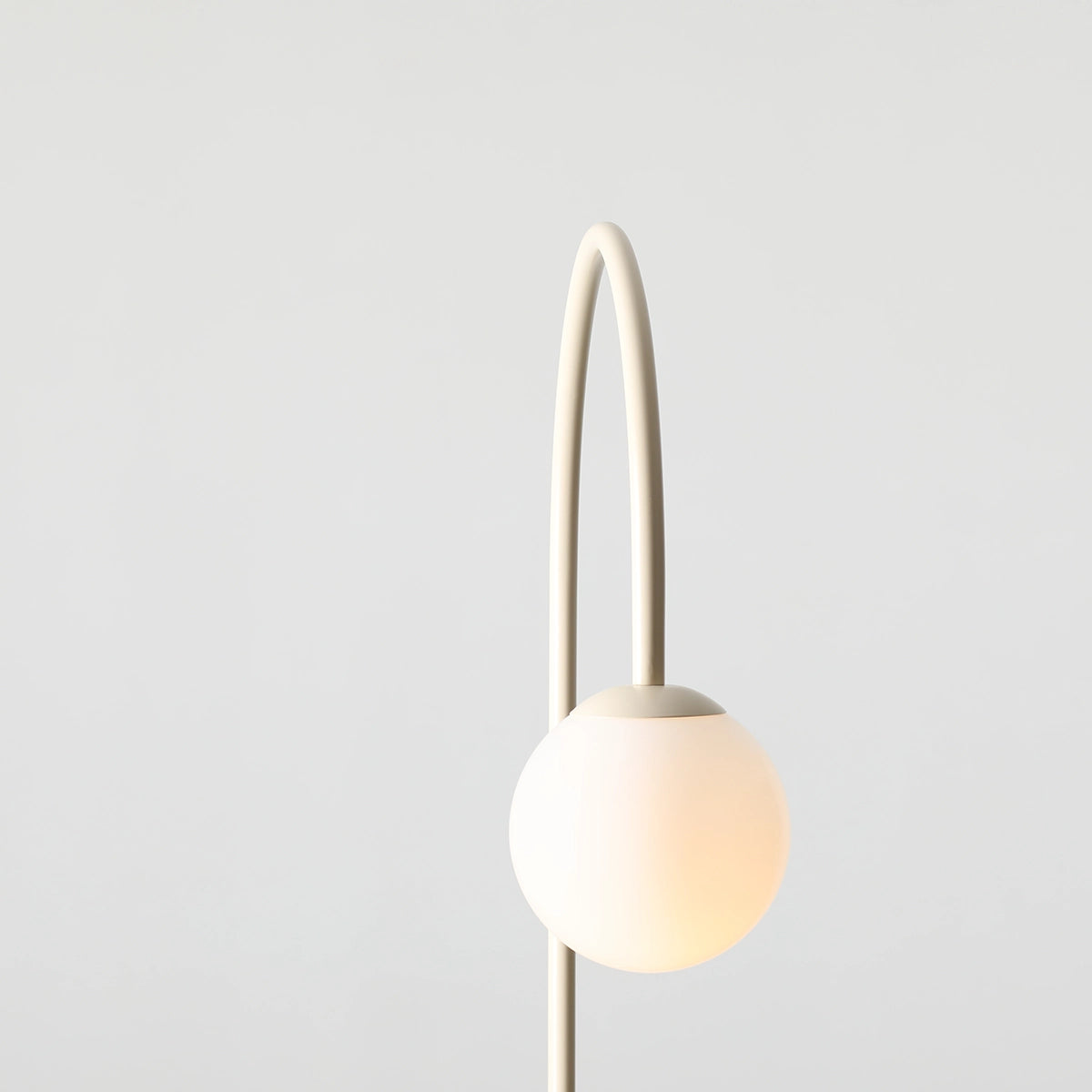 UNA cremefarbene Stehlampe