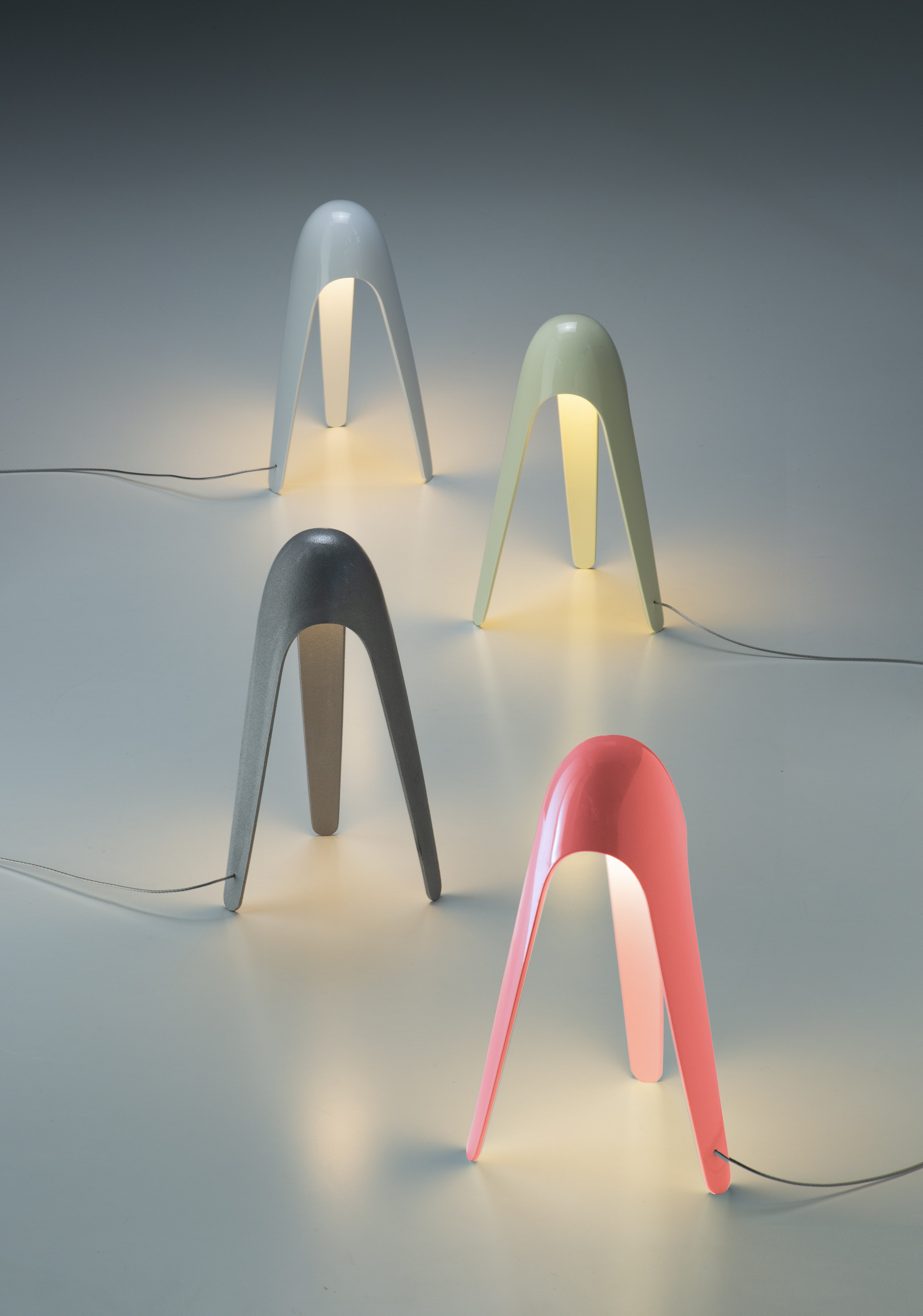 Tischlampe CYBORG in schimmerndem Blau