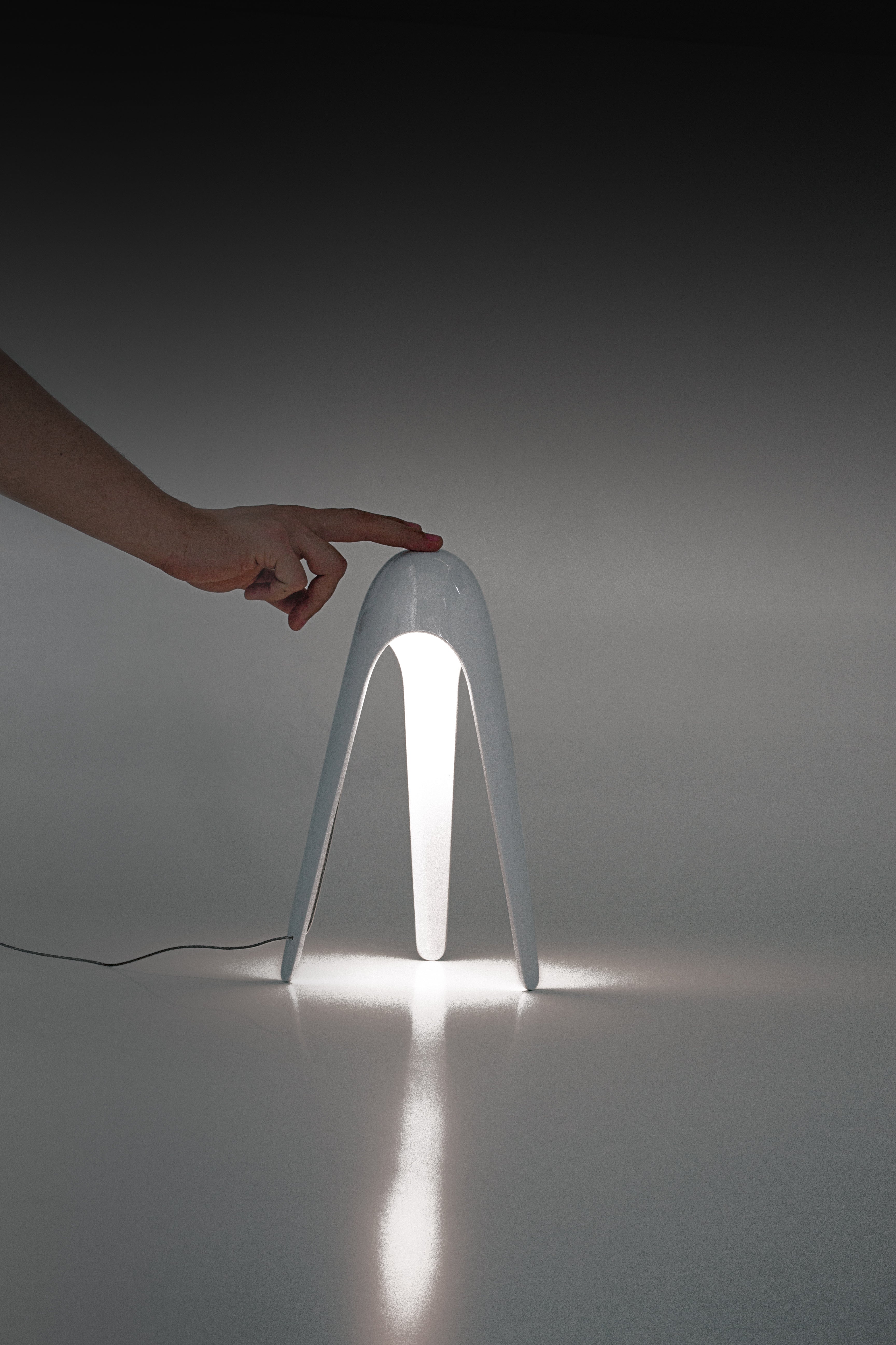 Tischlampe CYBORG in schimmerndem Blau