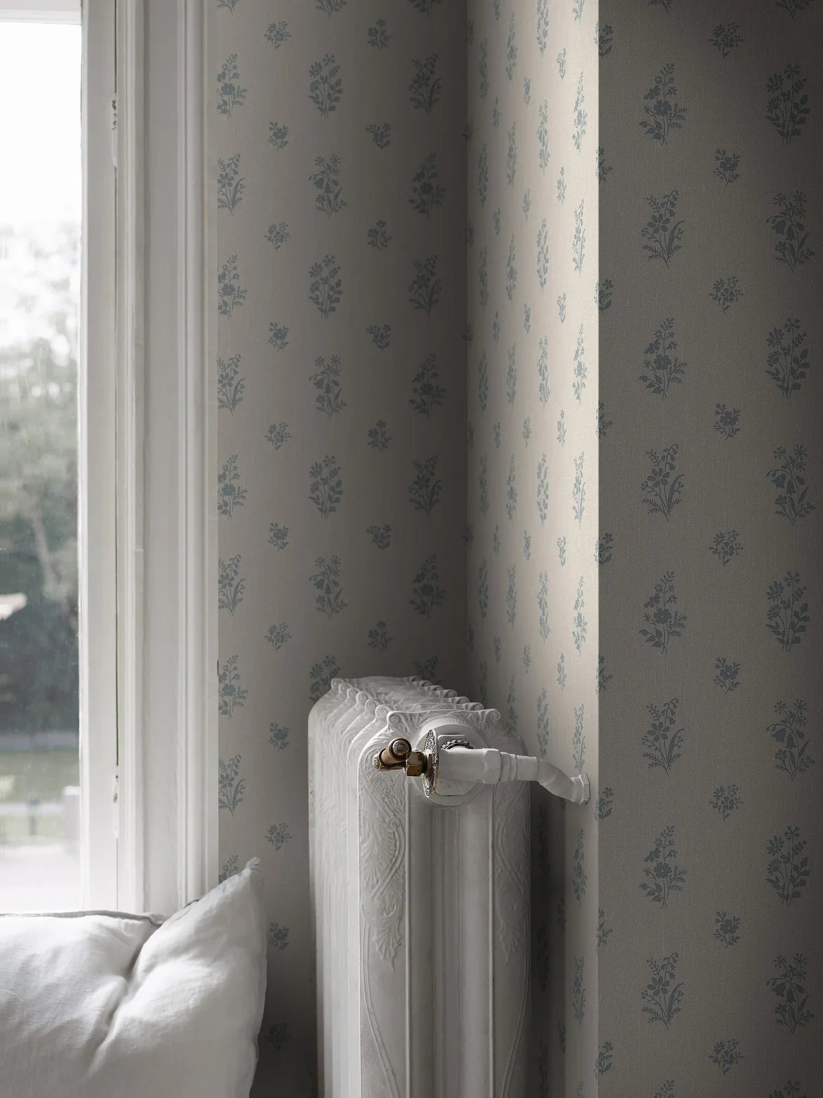 Non-woven paper wallpaper with a floral pattern PETIT FLEURS beige with blue