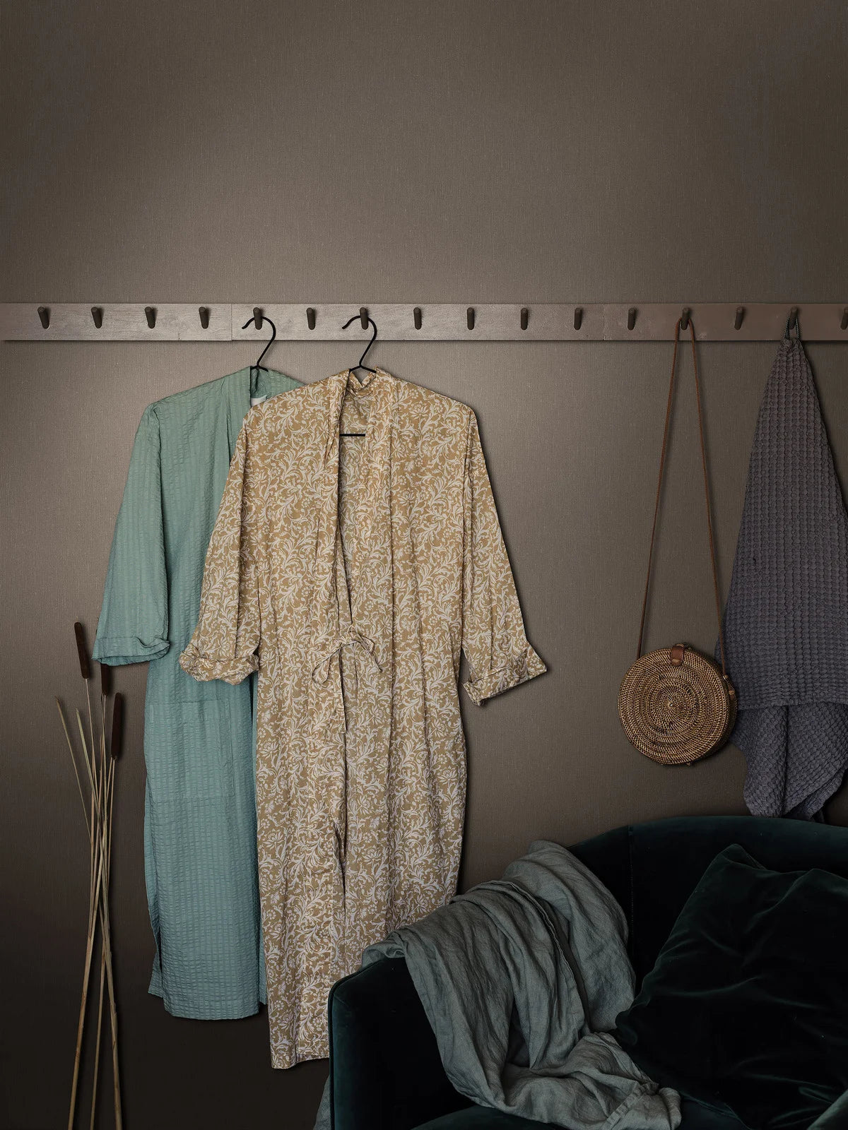 Strukturierte Tapete, die Leinen imitiert - VINTAGE HOLZ, warmes Braun