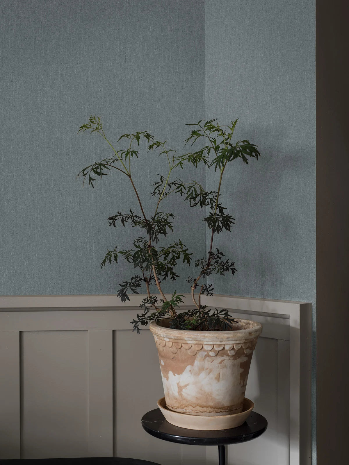 Strukturierte Tapete, die Leinen imitiert LINEN - DUSTY DENIM, gedämpftes Blau