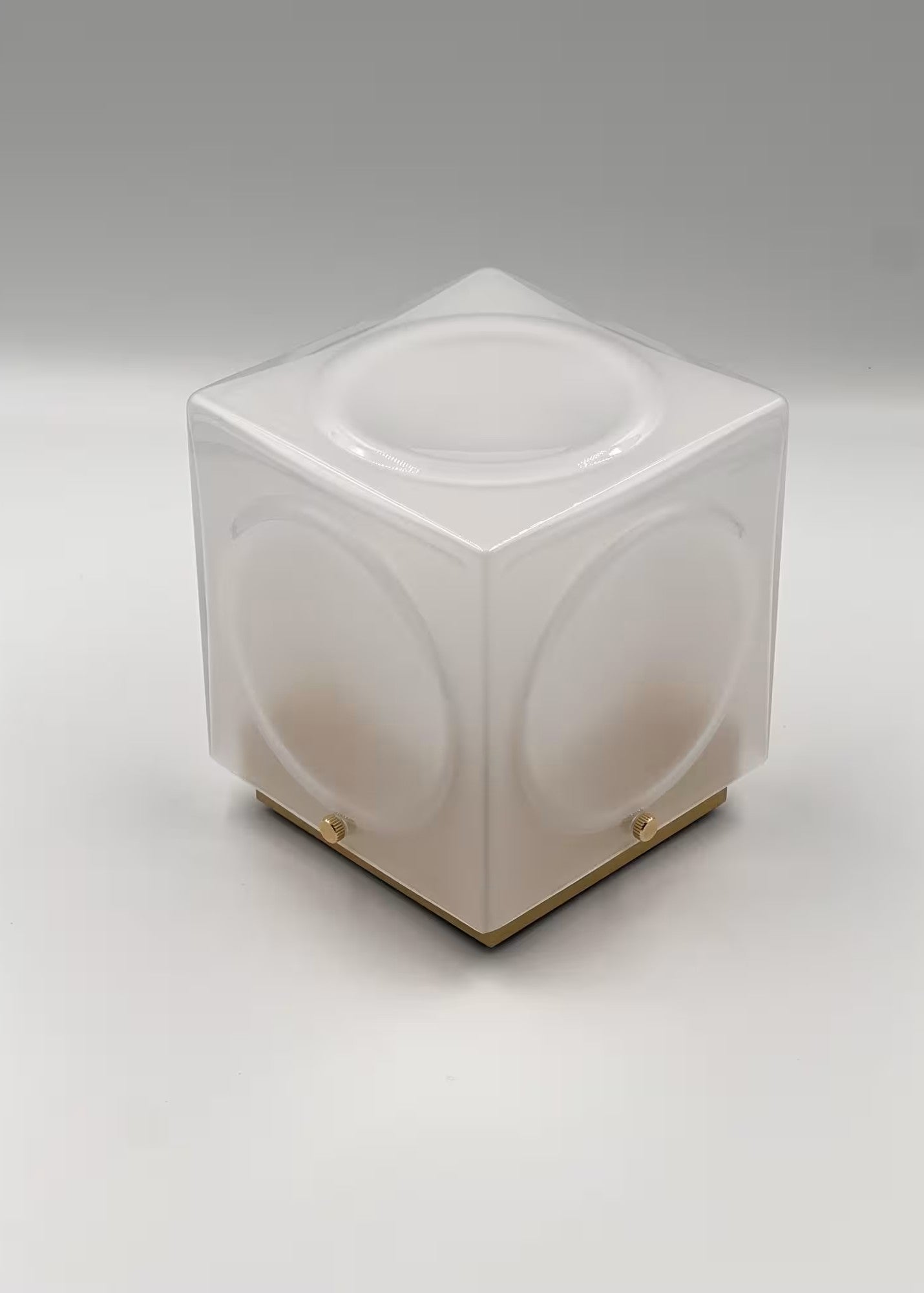 Tragbare Lampe CHANT mit mattem Schirm und goldener Basis
