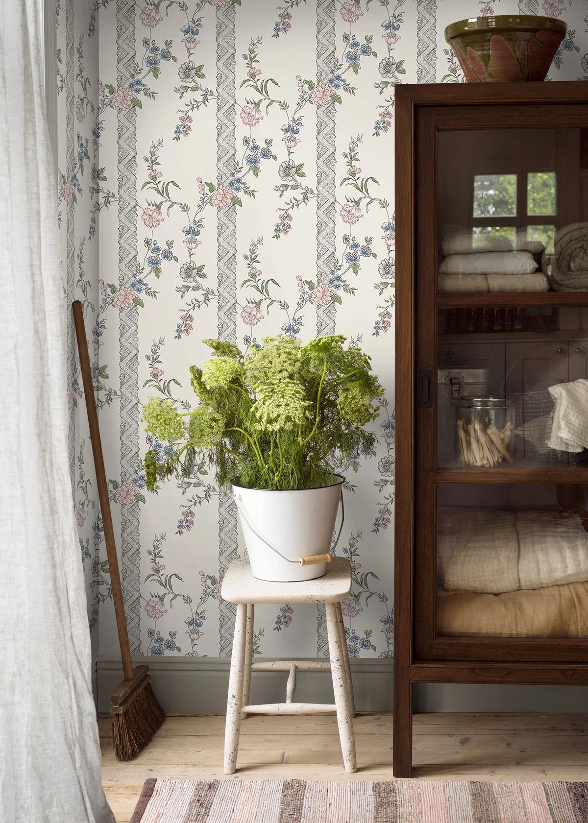 Striped wallpaper with a floral pattern SLOTTSTEATERN white with gray