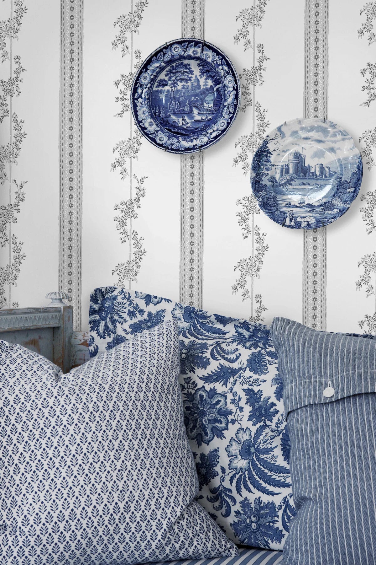 Vlies-Tapete mit pflanzlichem Muster DROTTNINGHOLM grau mit weiß