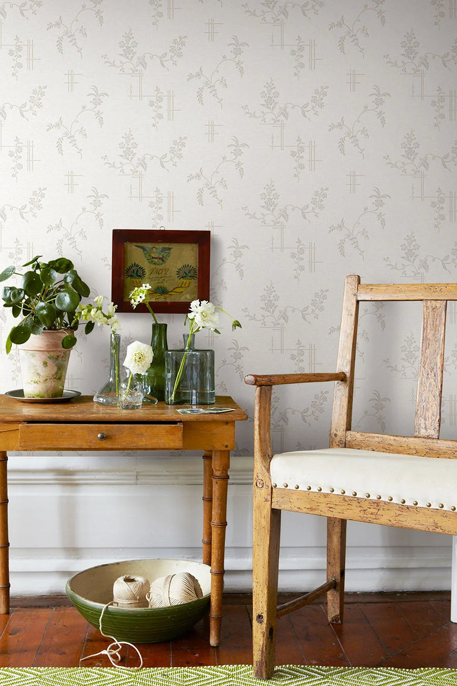 Vlies-Tapete mit pflanzlichem Muster ULRICEHAMN gebrochenes Weiß mit Silber