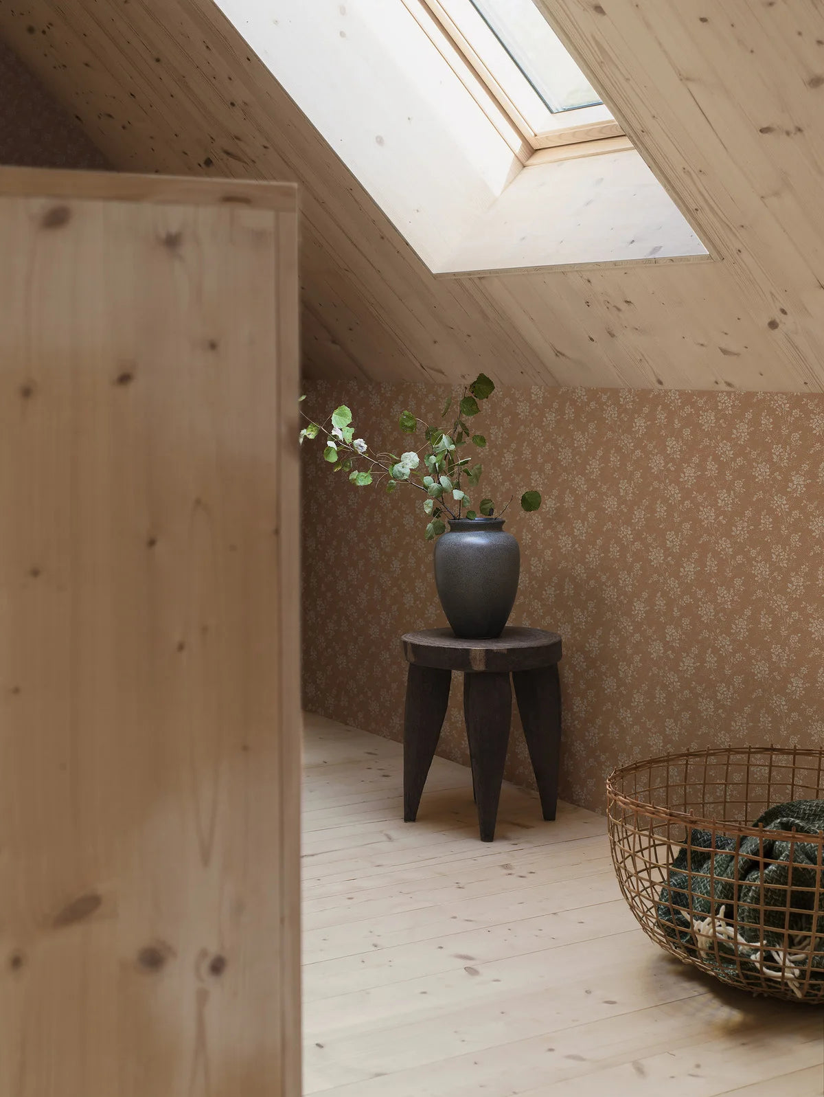 Tapete mit floralem Blumenmuster HIP ROSE braun mit beige