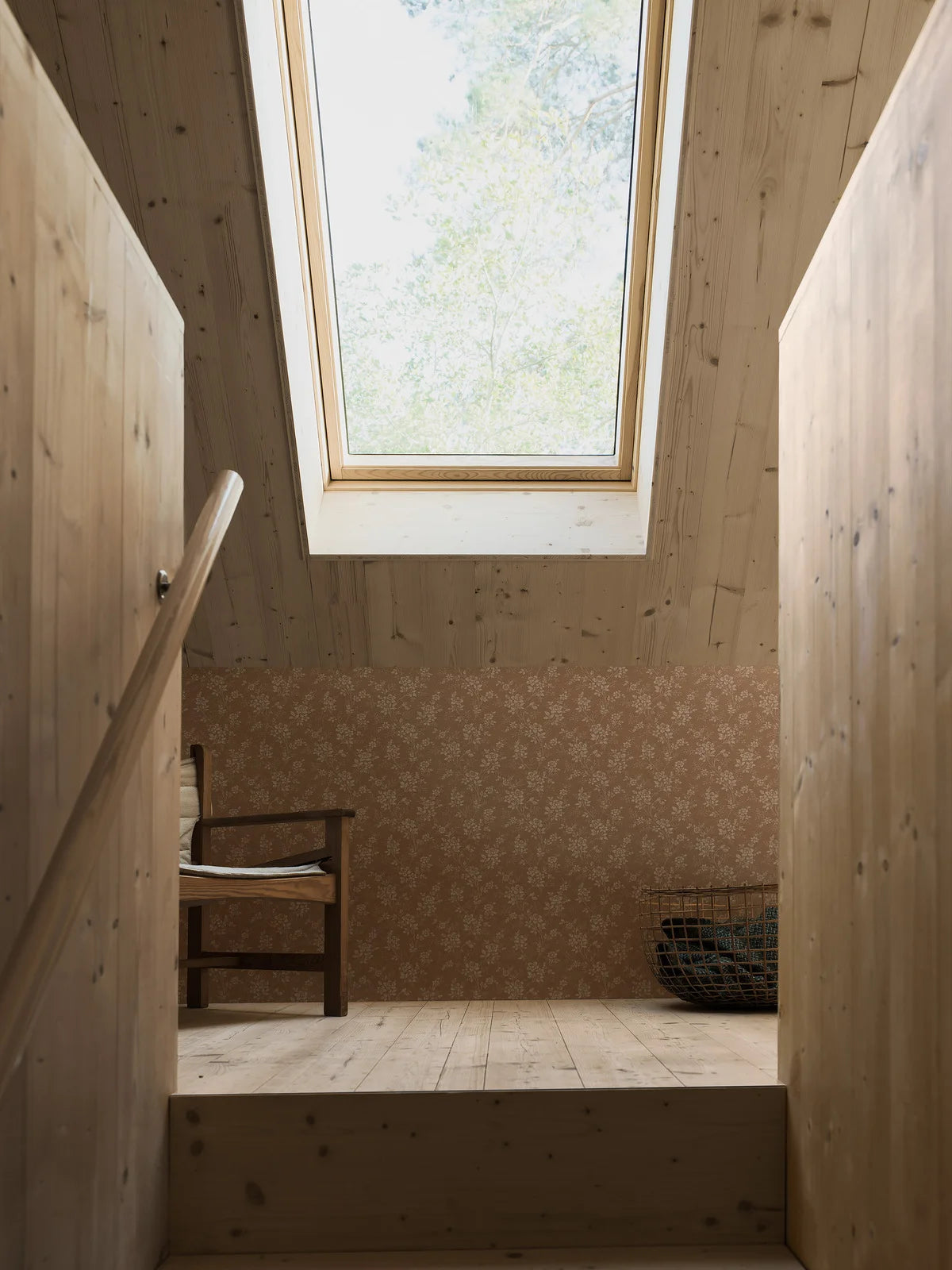 Tapete mit floralem Blumenmuster HIP ROSE braun mit beige