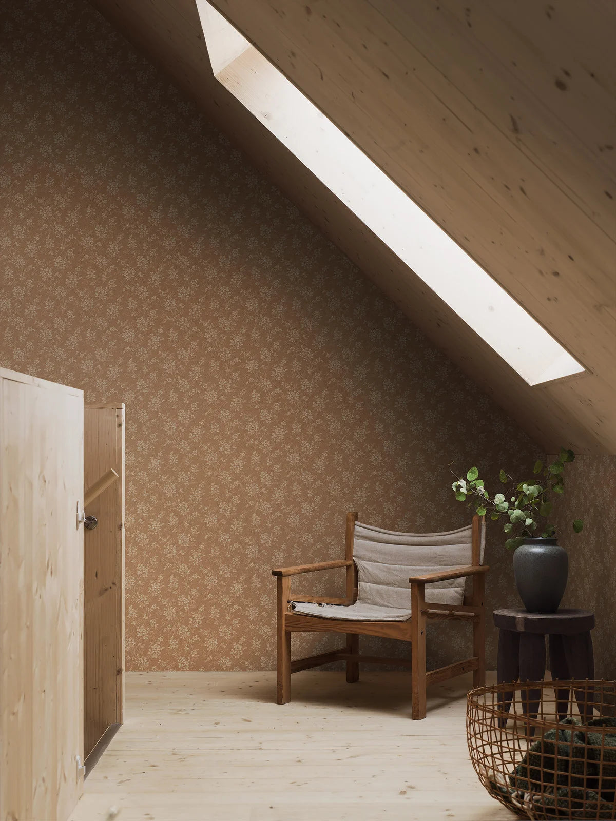 Tapete mit floralem Blumenmuster HIP ROSE braun mit beige