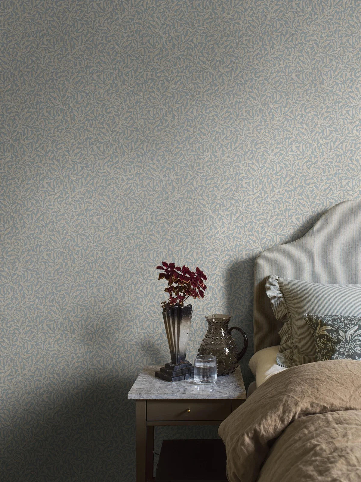Tapete mit Pflanzenmotiv in Blättern VINTERGRONA himmelblau mit beige