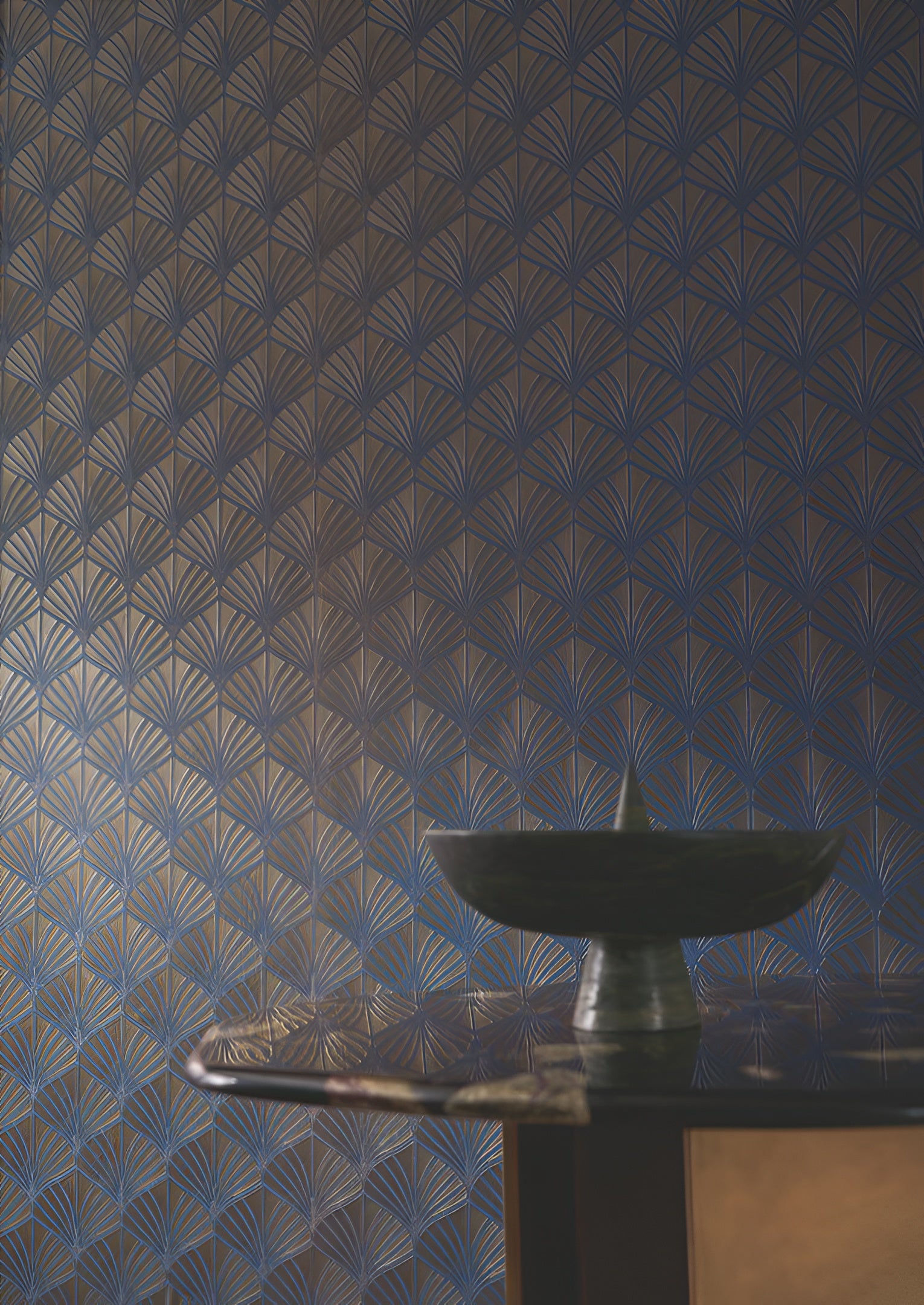 Strukturierte metallische Tapete mit pflanzlichem Motiv von NEREIDES - BLEU ROI/DORÉ in Marineblau mit Gold
