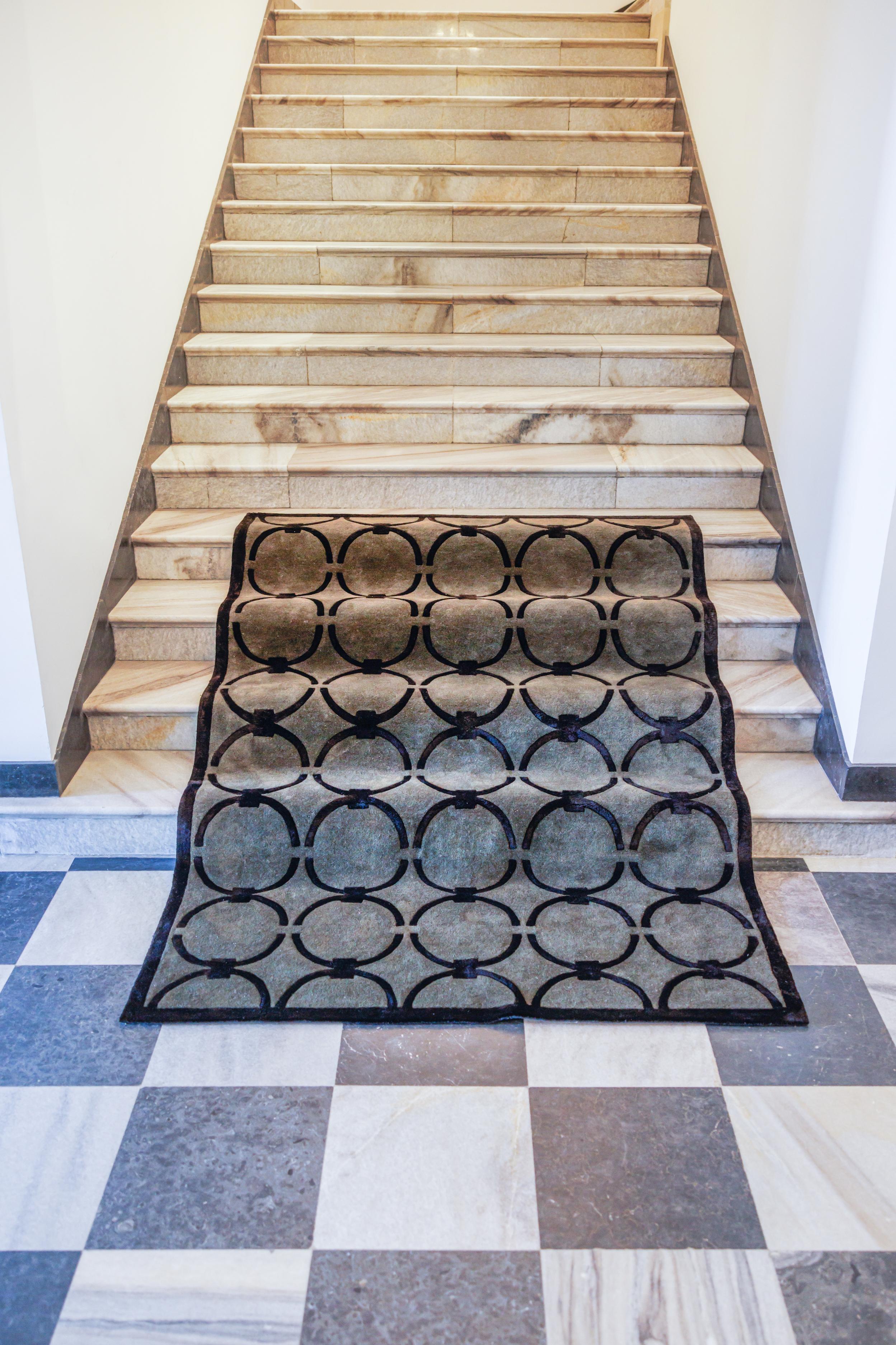 Teppich GLAM dunkelgrau mit blauem geometrischen Muster