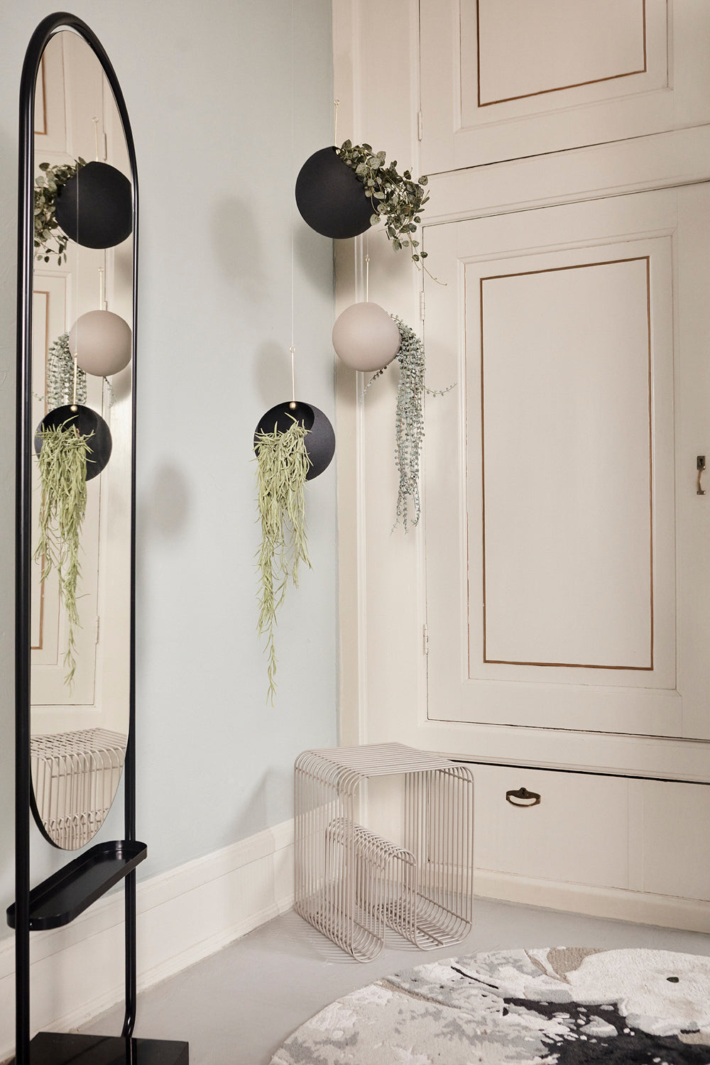 Hanging planter GLOBE black