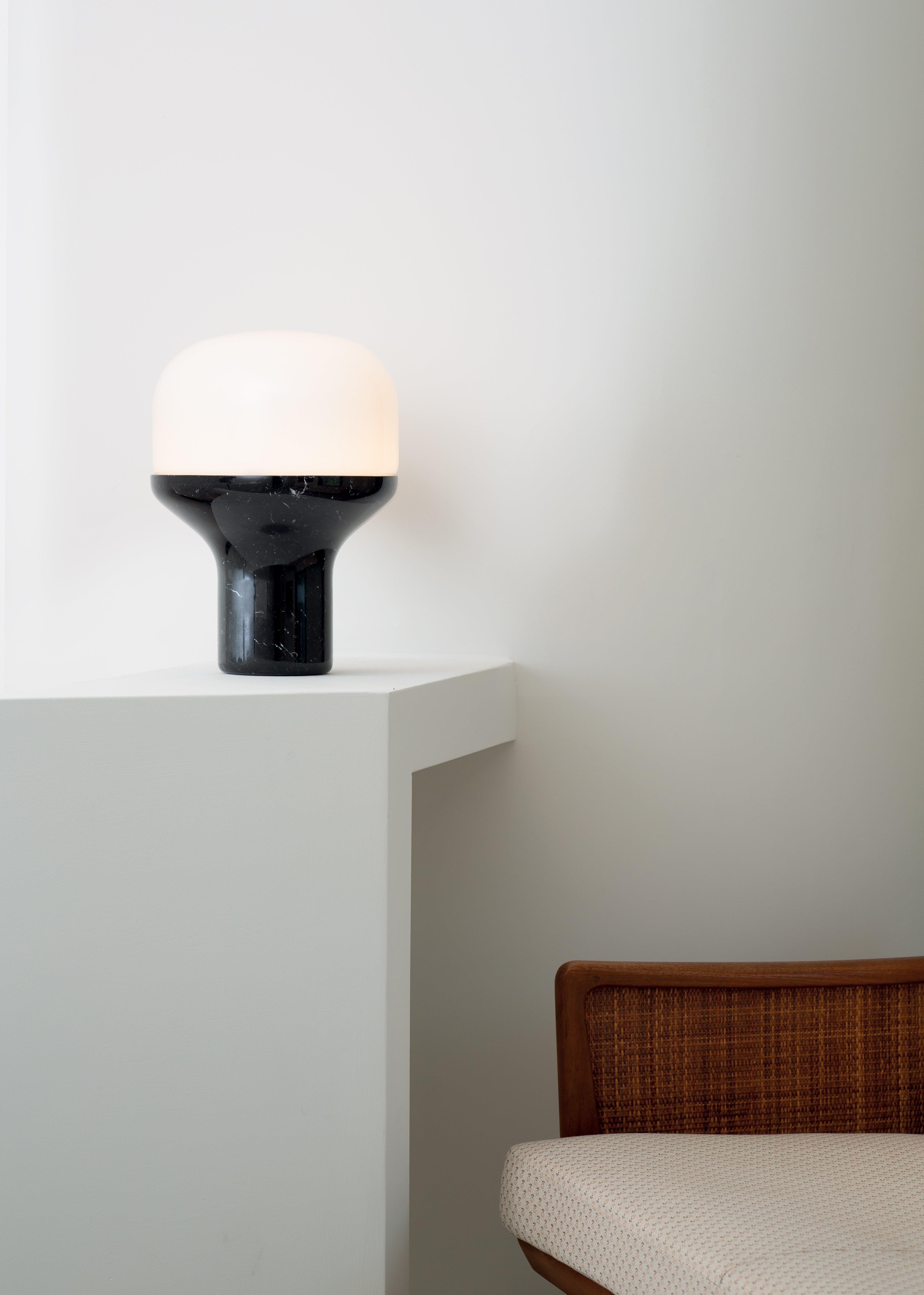 Lampa stołowa DELUX opalowe szkło z czarną podstawą