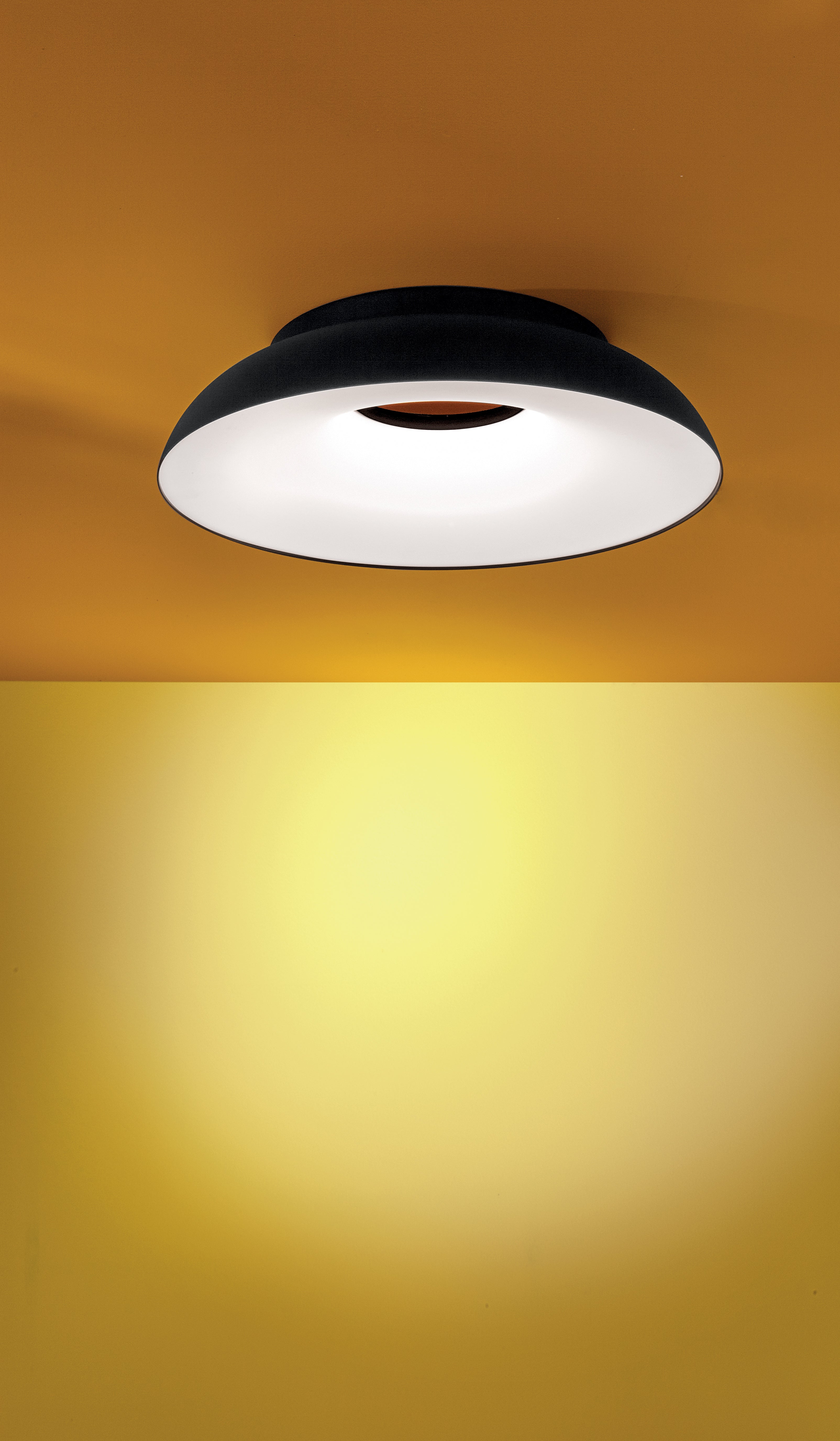 Wandlampe MAGGIOLONE geprägt in Weiß
