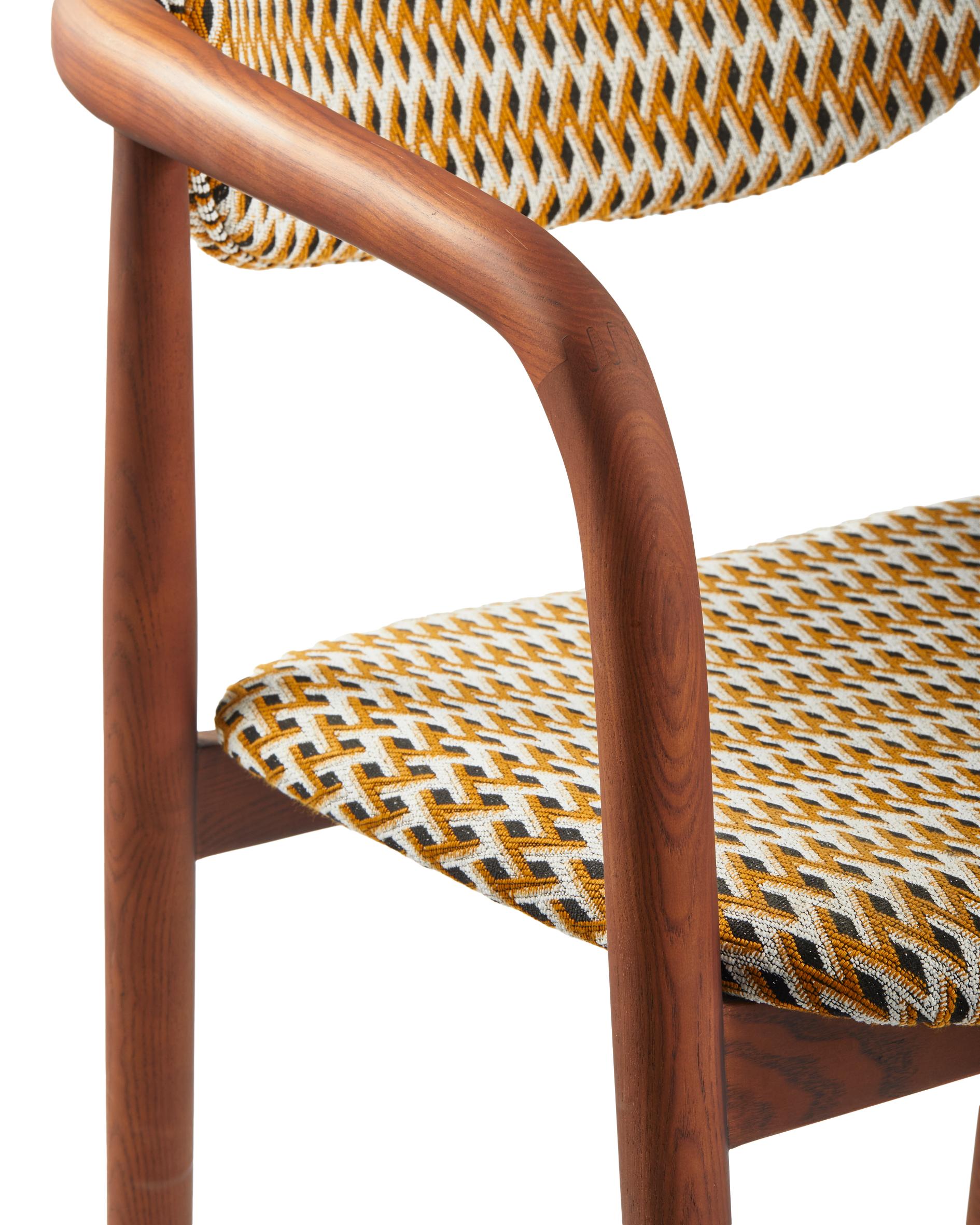 Sessel mit Armlehnen HENRY in geometrischem Muster mit Holzgestell