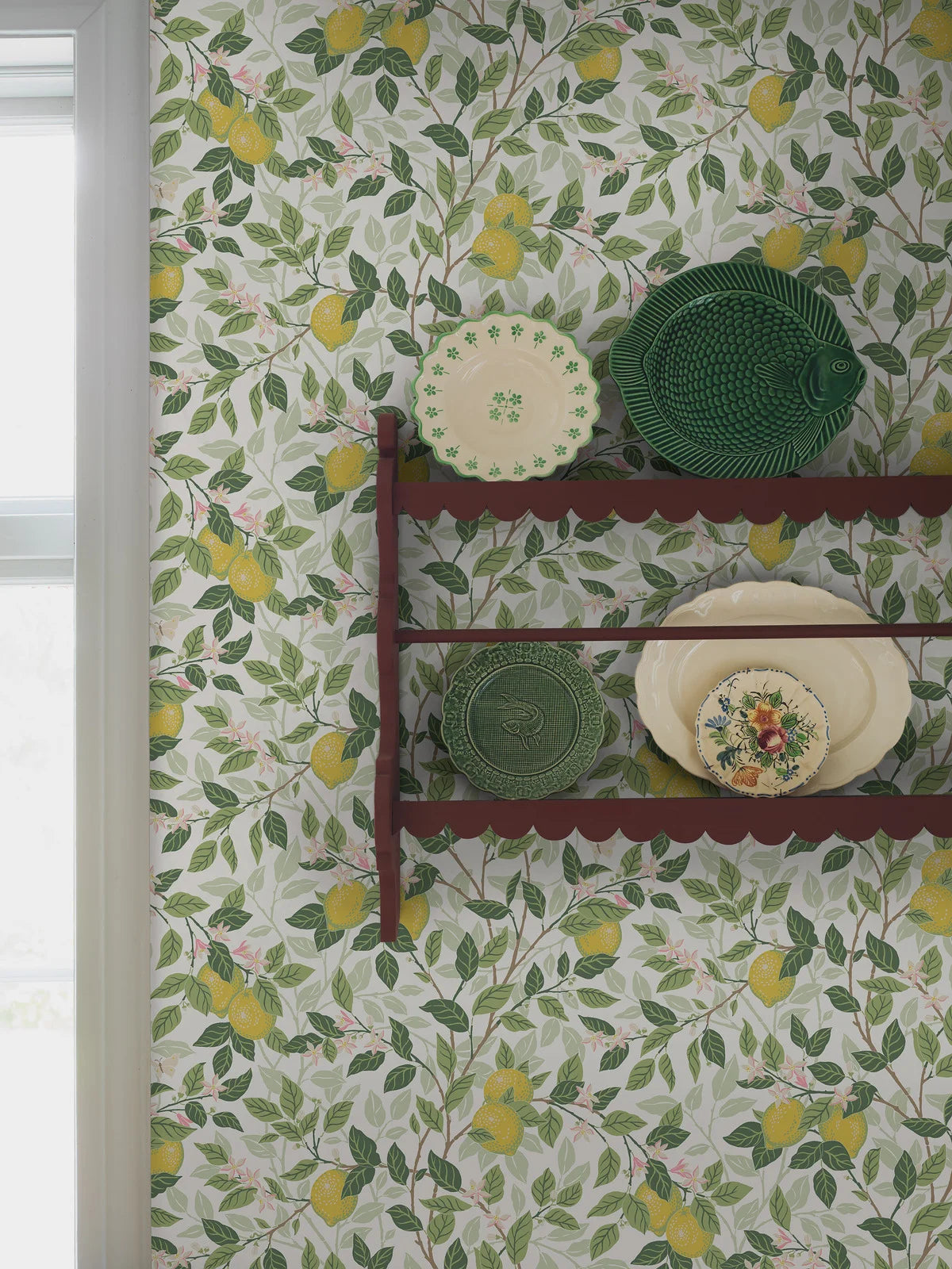 Vlies-Tapete mit pflanzlichem Muster CITRONTRÄD in Weiß mit Grün