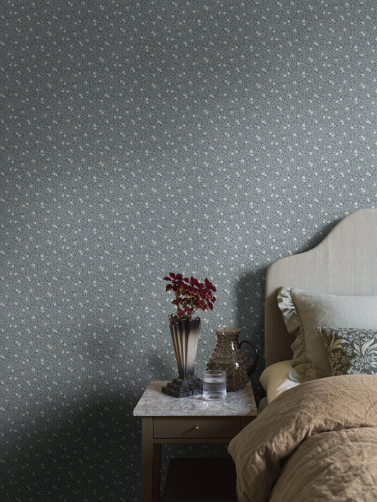 Tapete mit floralem Muster aus Blumen und Blättern MYRTEN blau mit Weiß