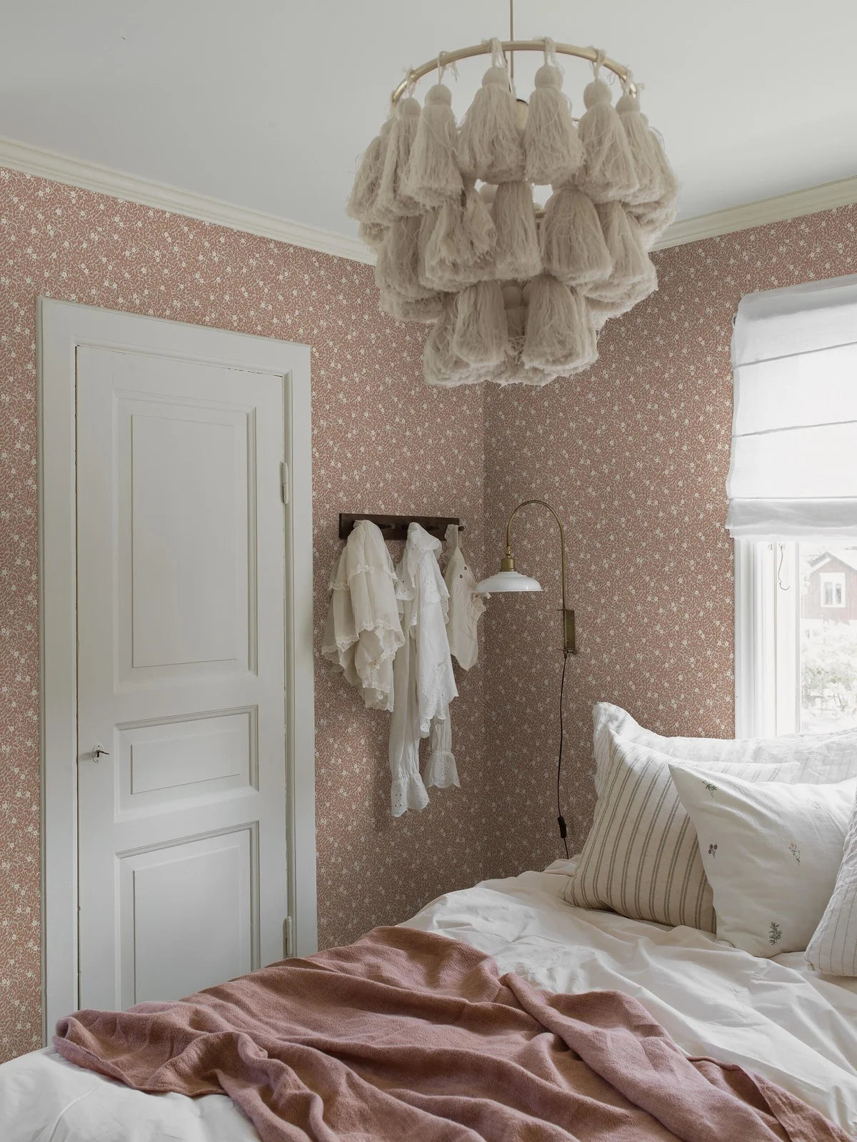 Tapete mit floralem Muster aus Blumen und Blättern MYRTEN rosa mit weiß