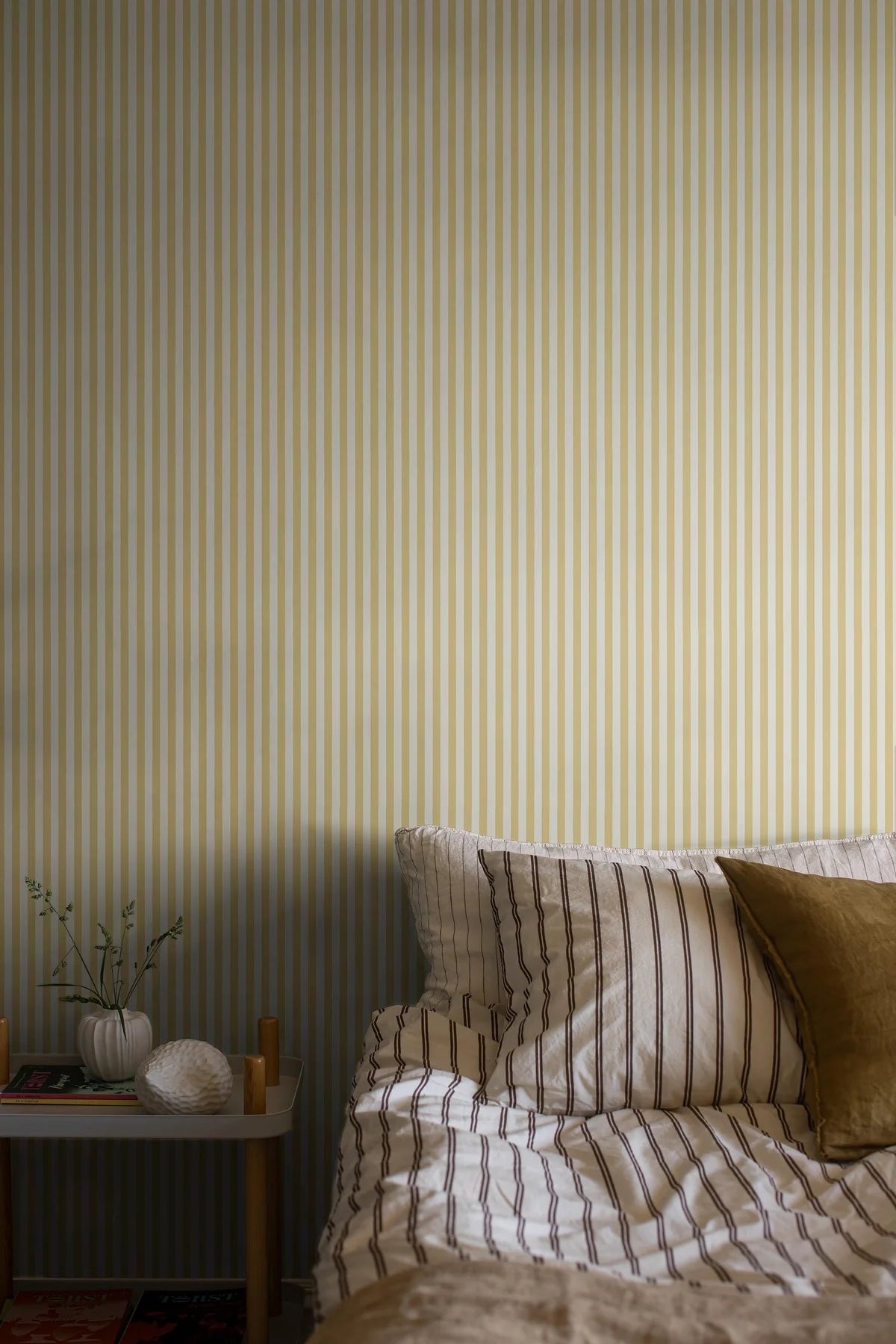 Tapete mit Streifenmuster MÖLLE STRIPE gelb mit weiß