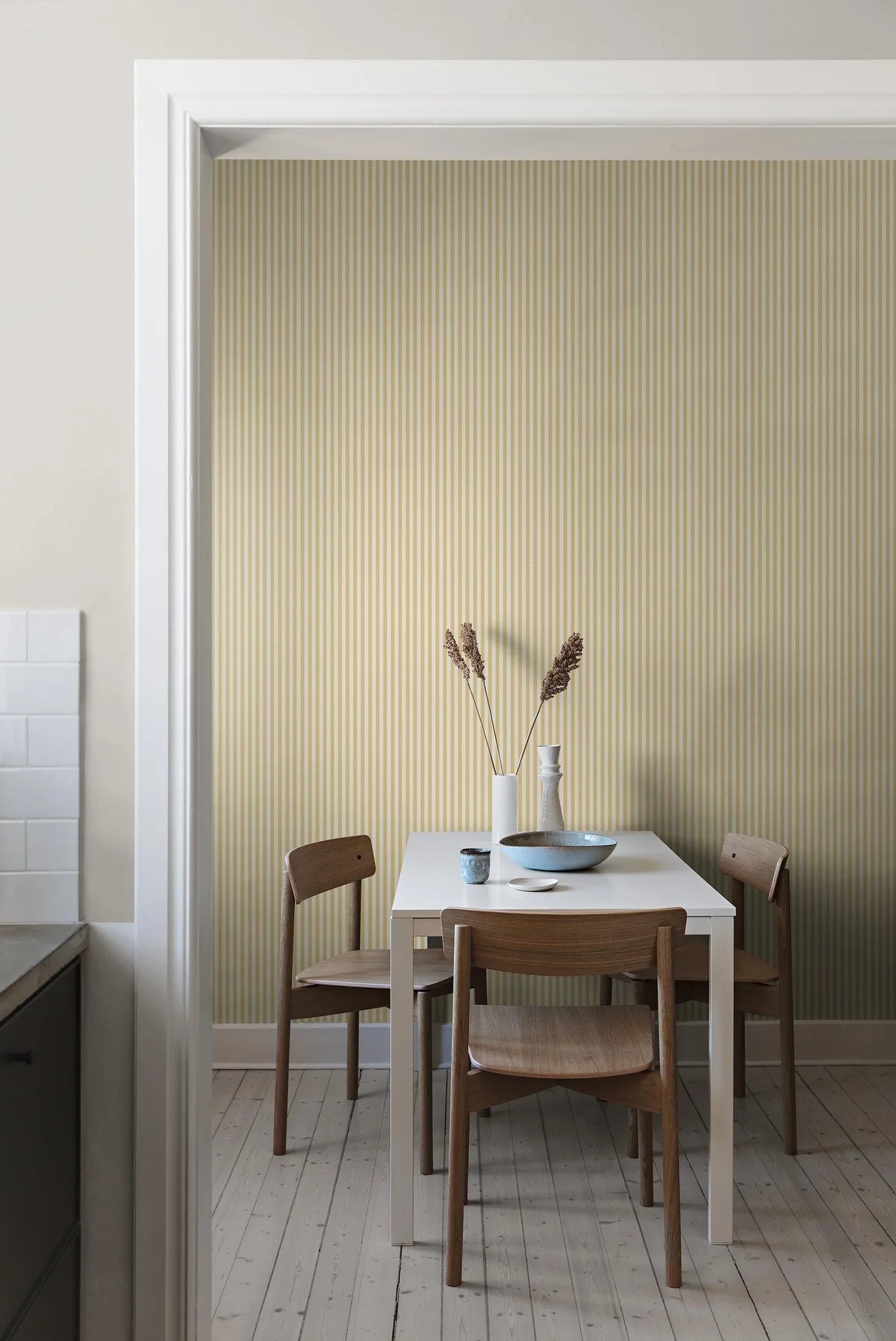 Tapete mit Streifenmuster MÖLLE STRIPE gelb mit weiß