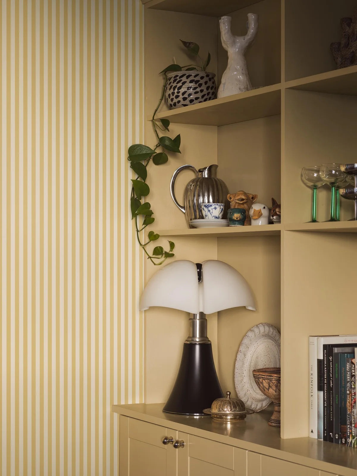 Tapete mit Streifenmuster MÖLLE STRIPE gelb mit weiß