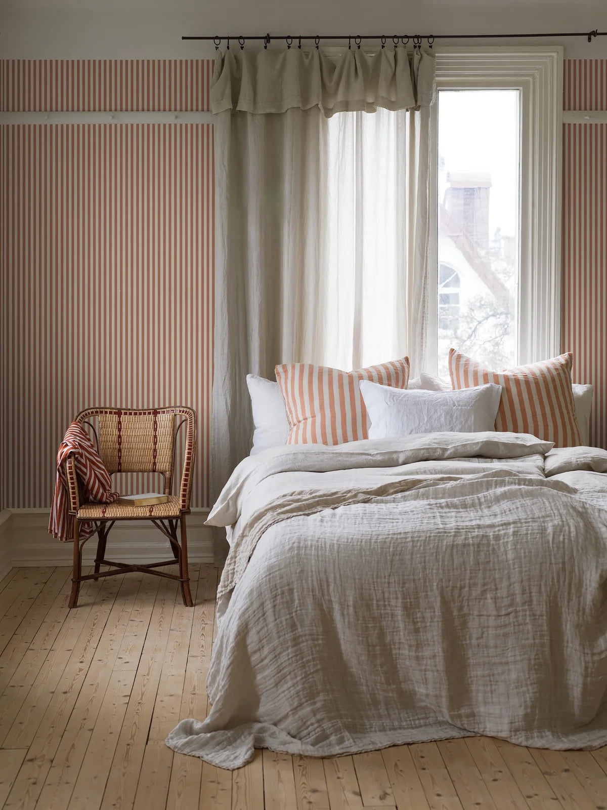 Tapete mit Streifenmuster MÖLLE STRIPE rot mit beige