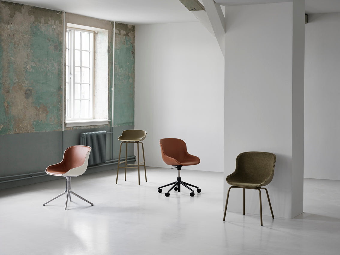 Hyg 4W Black Hyg chair with an aluminum base