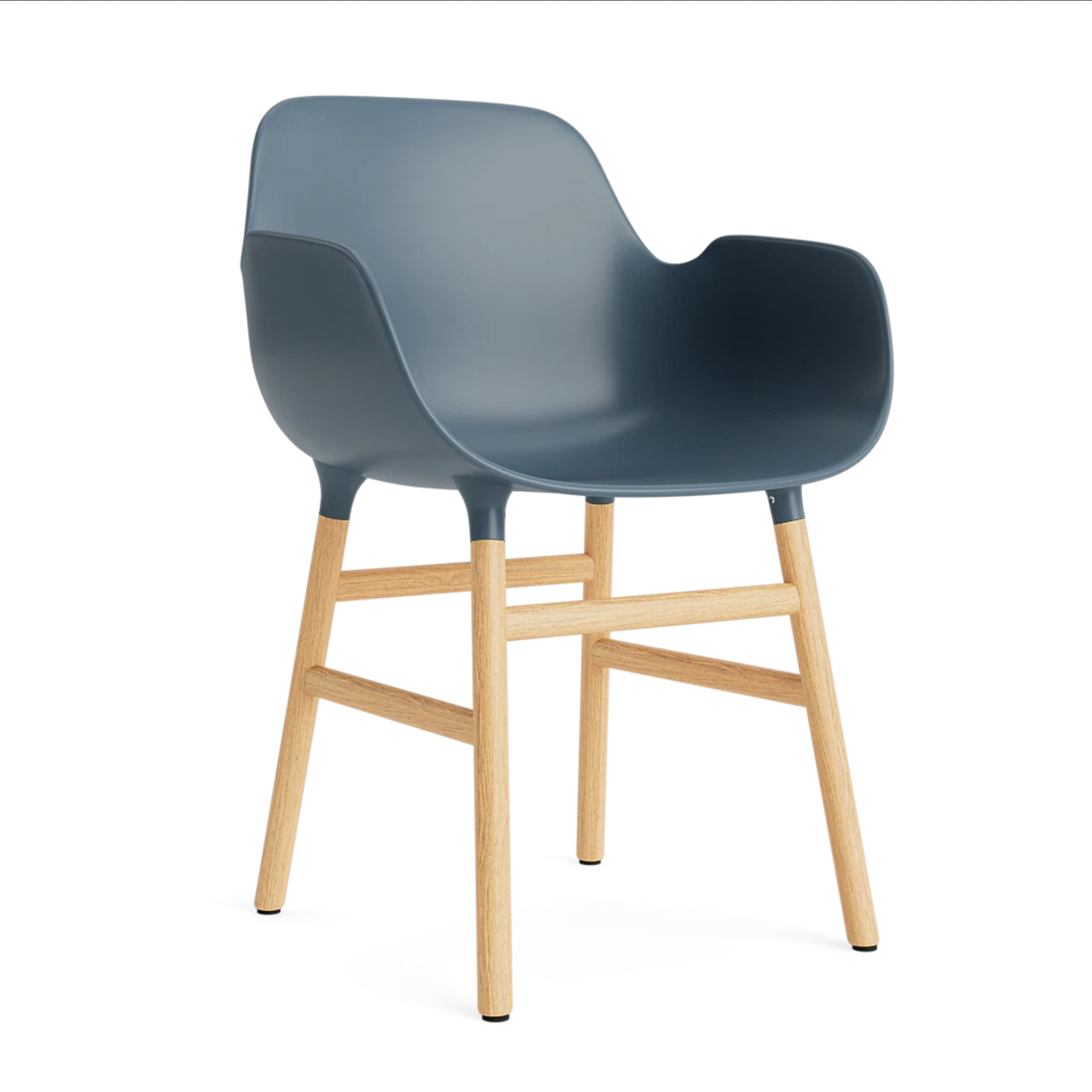 Chair with armrests of blue sea forms with an oak base