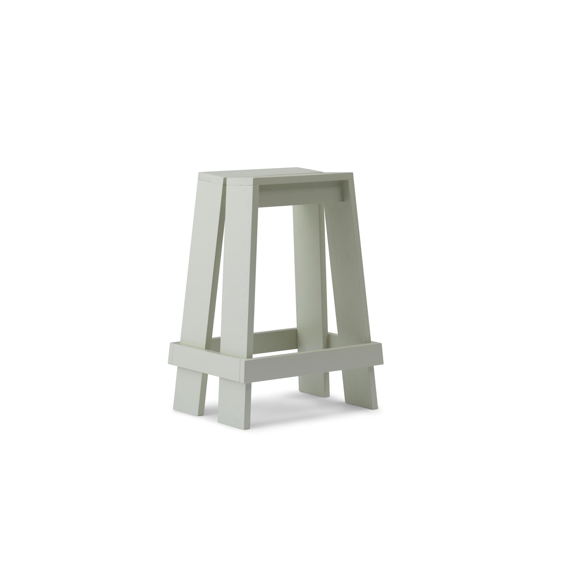 Light gray ash bar