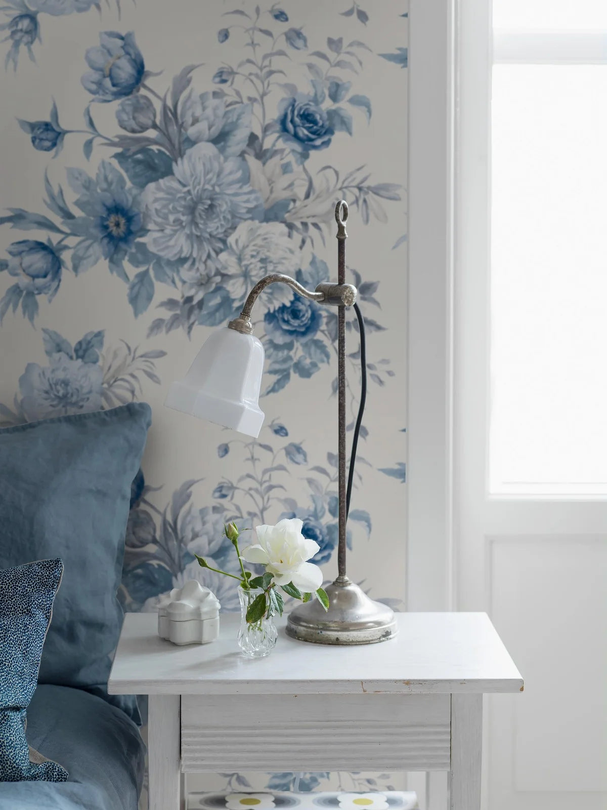 Vlies-Tapete mit pflanzlichem Muster FLORAL CHARM warmweiß mit Blau