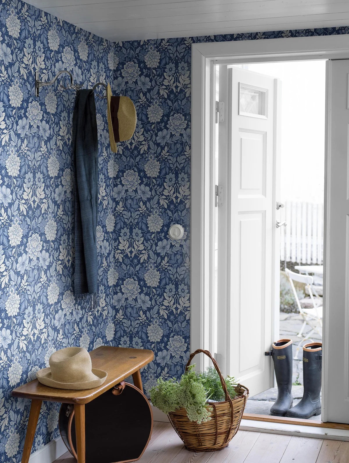 Vlies-Tapete mit pflanzlichem Muster DAHLIA GARDEN blau mit weißem Hintergrund