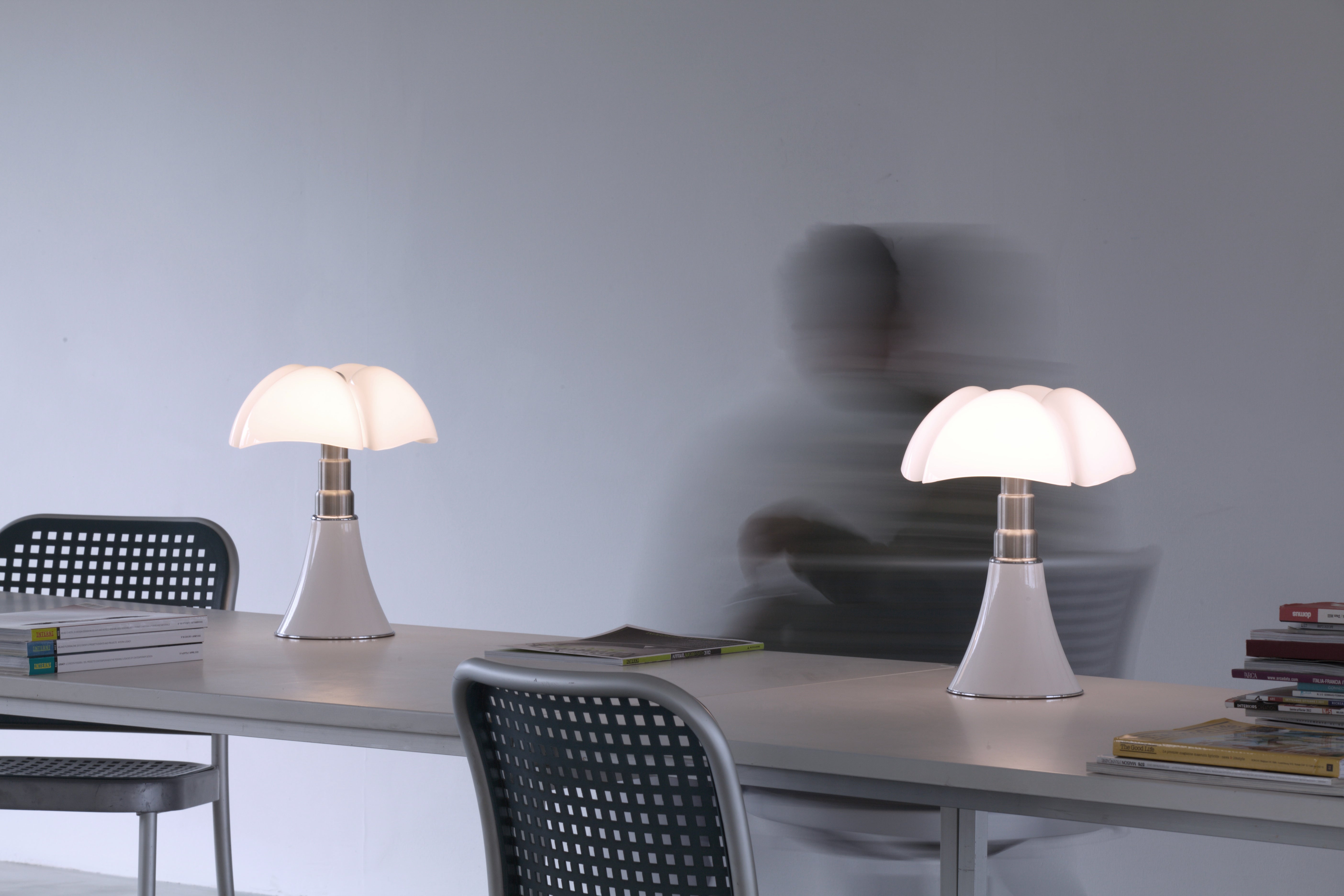 Tischlampe MINIPIPISTRELLO mit opalisiertem Schirm und weißem Fuß