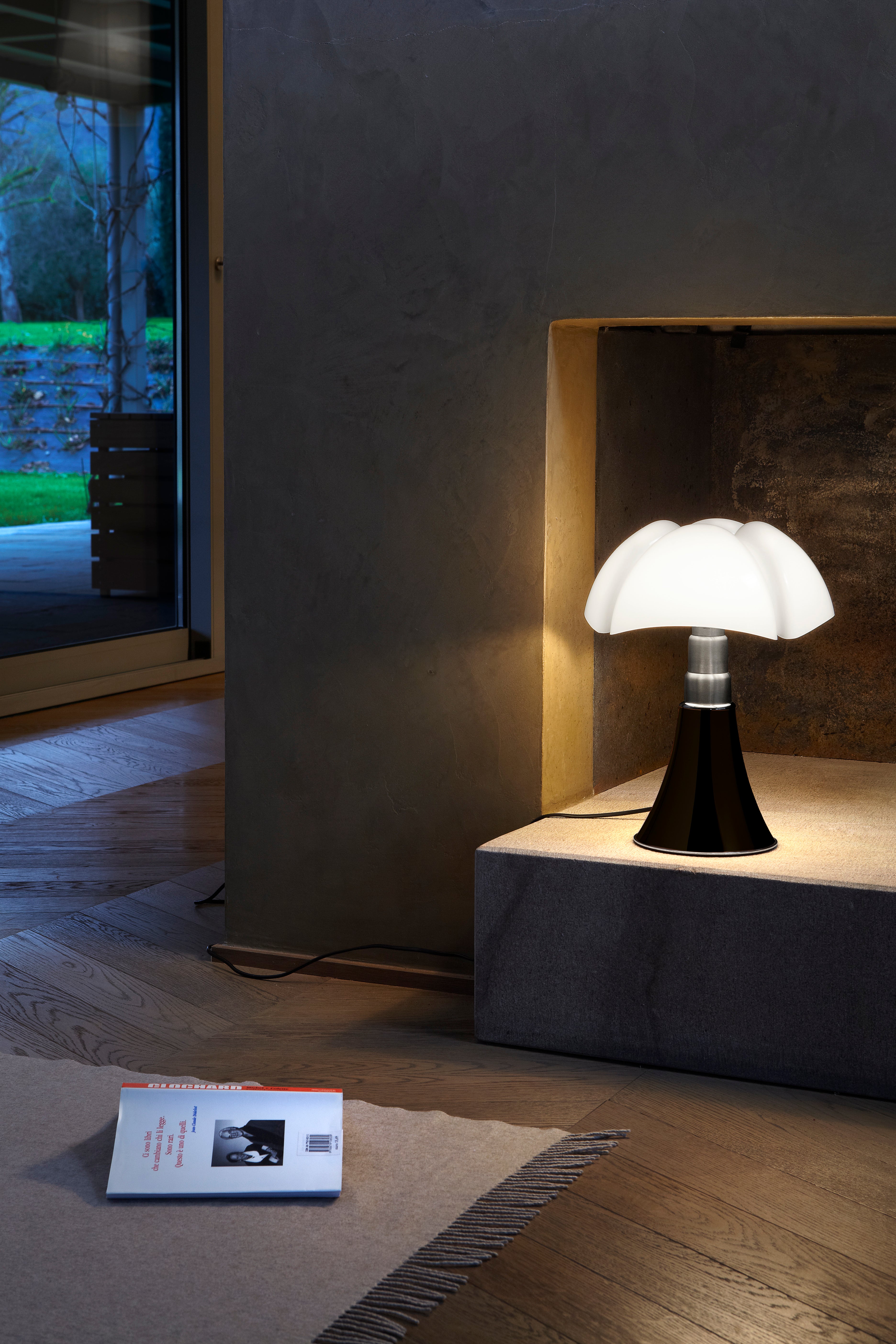 Tischlampe MINIPIPISTRELLO mit opalisiertem Schirm und mattem braunen Fuß