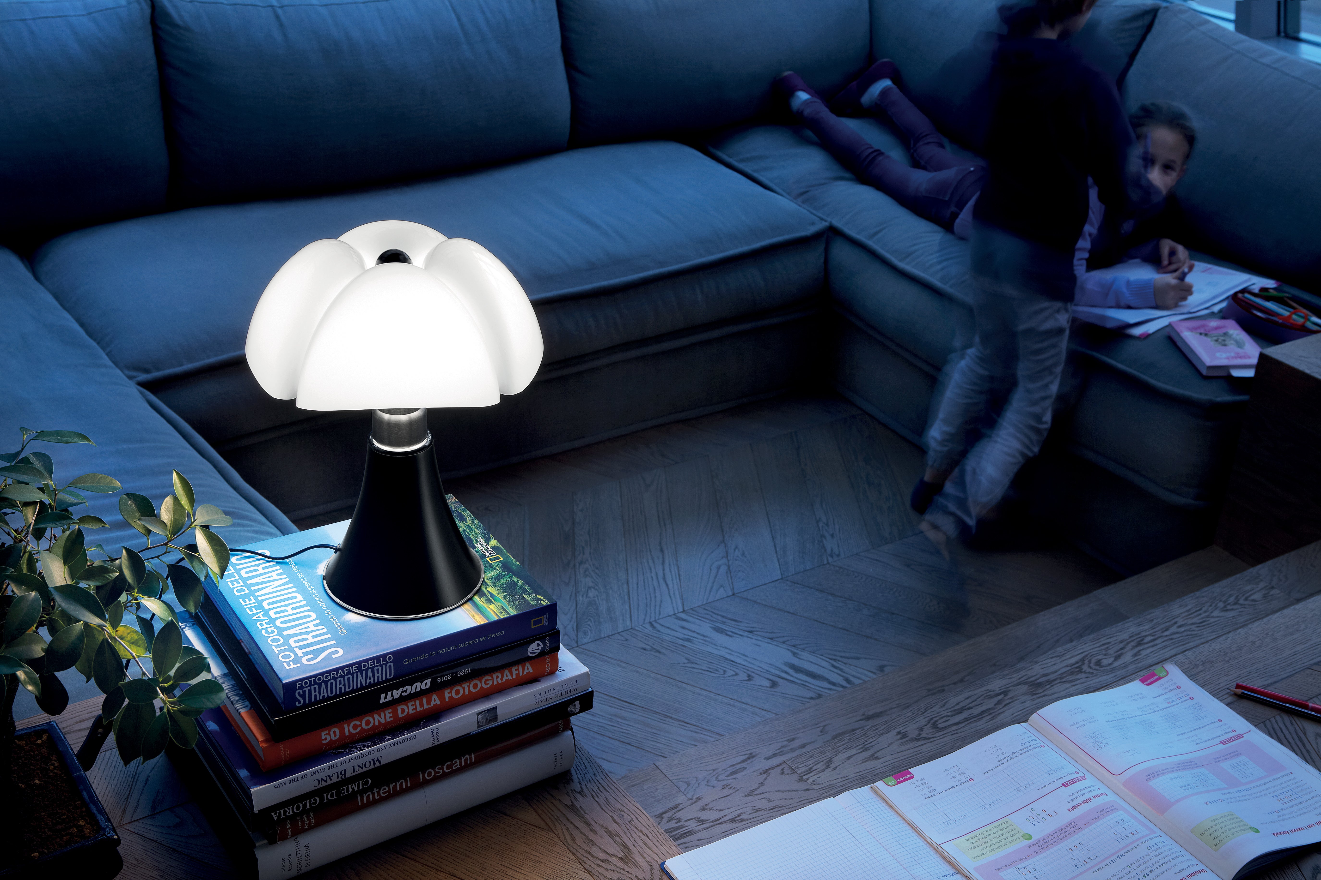 Tischlampe MINIPIPISTRELLO mit opalisiertem Schirm und schwarzem Fuß