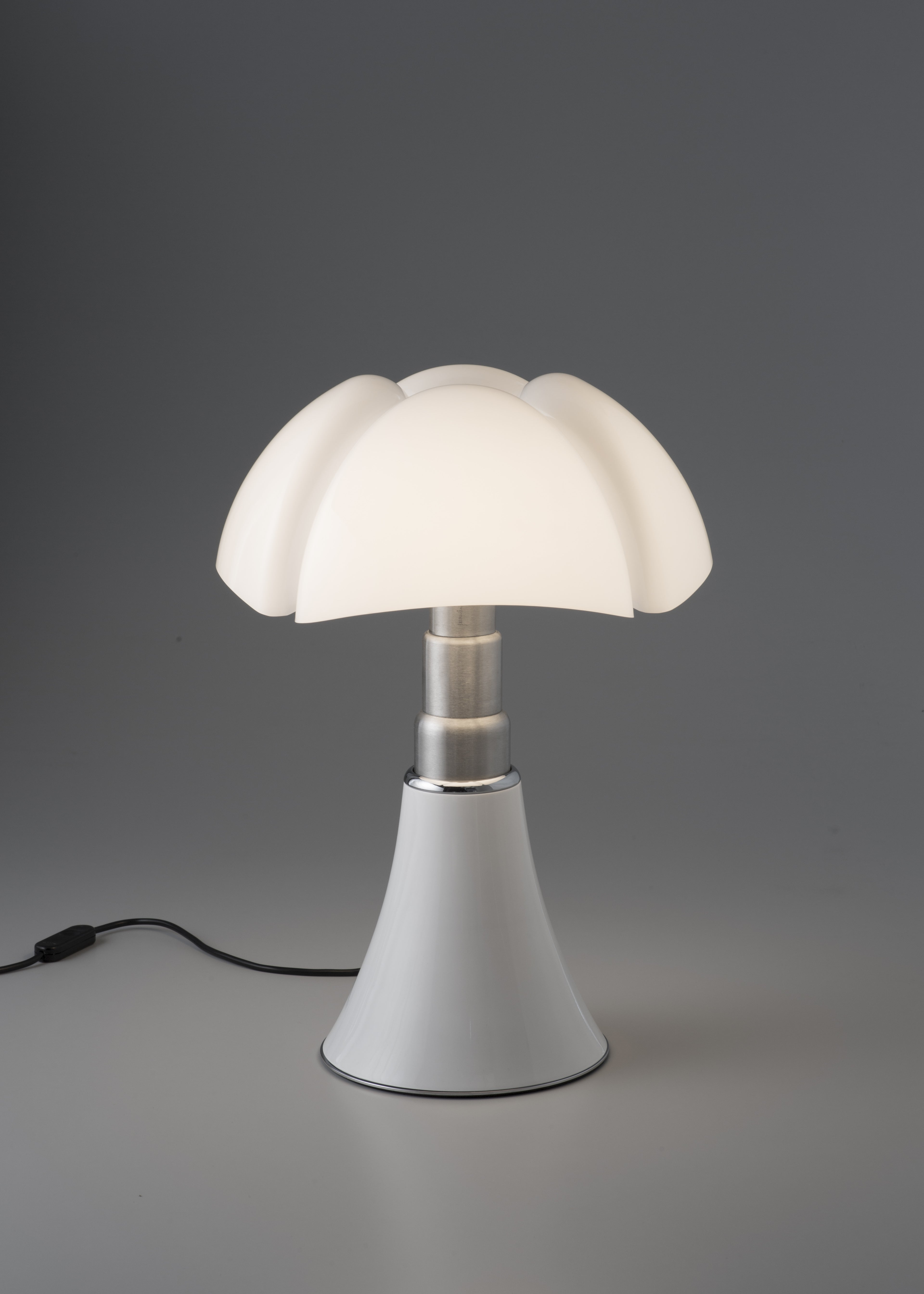 Tischlampe PIPISTRELLO MEDIUM mit opalisiertem Schirm und weißem Fuß