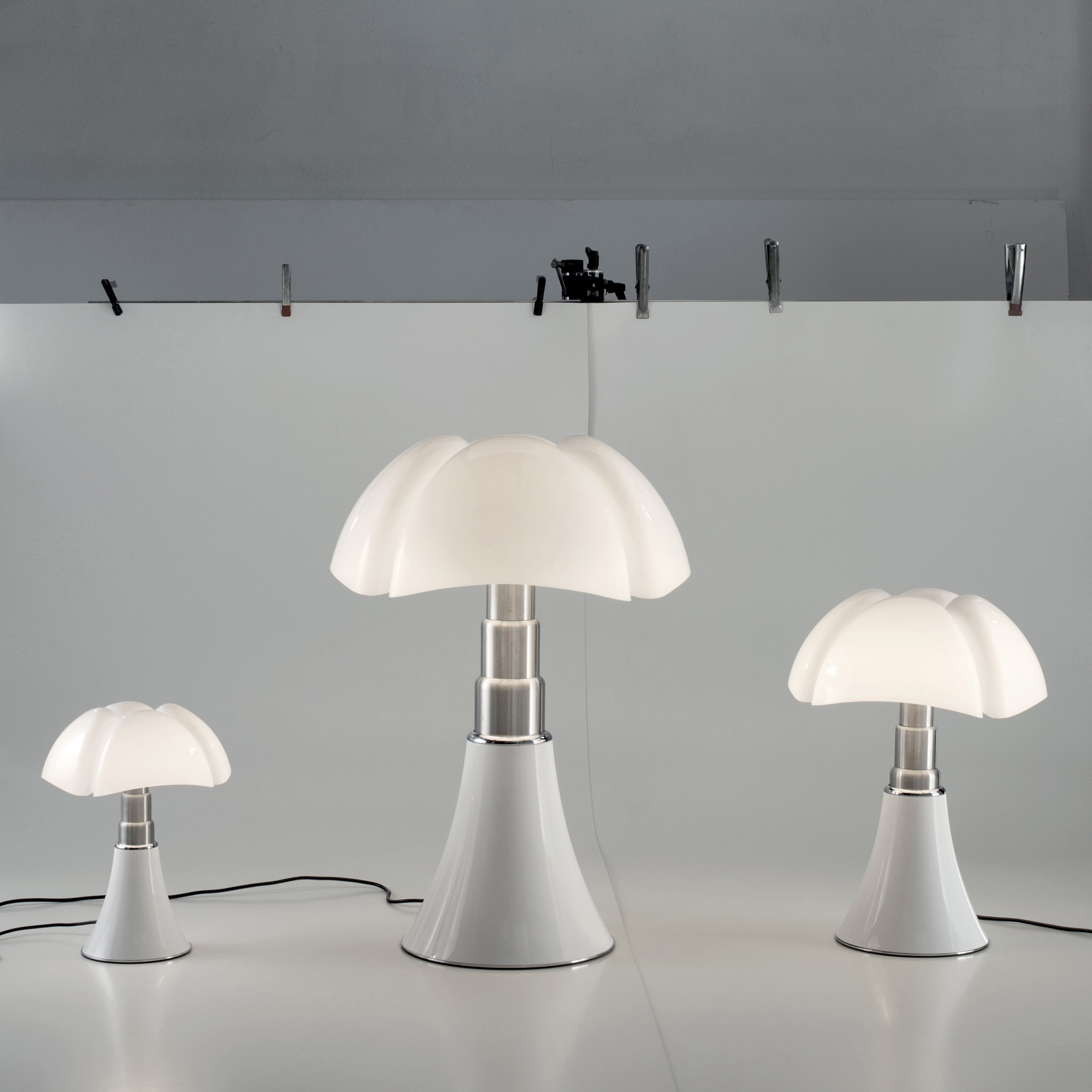 Tischlampe PIPISTRELLO MEDIUM mit opalisiertem Schirm und weißem Fuß