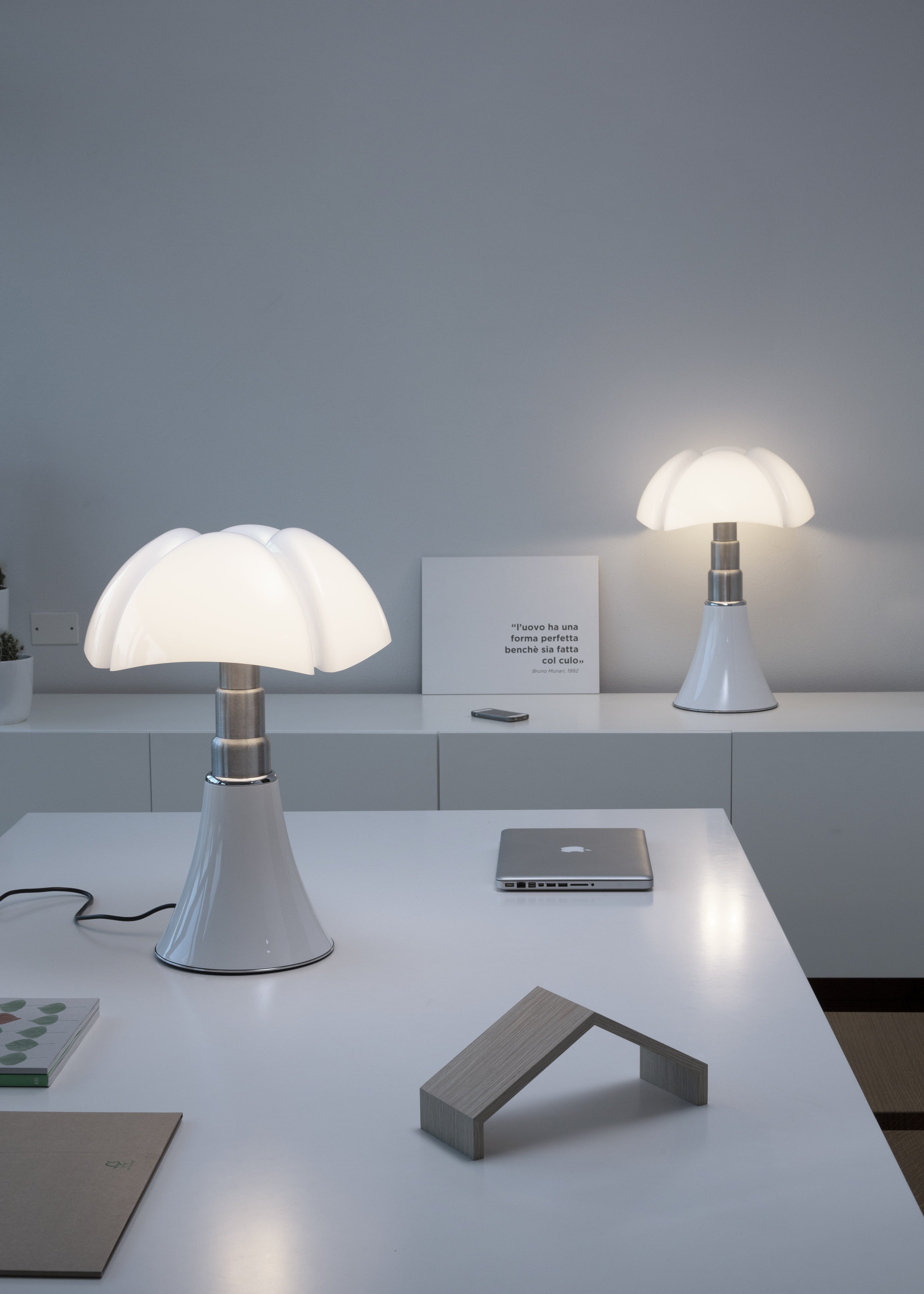 Tischlampe PIPISTRELLO MEDIUM mit opalisiertem Schirm und weißem Fuß