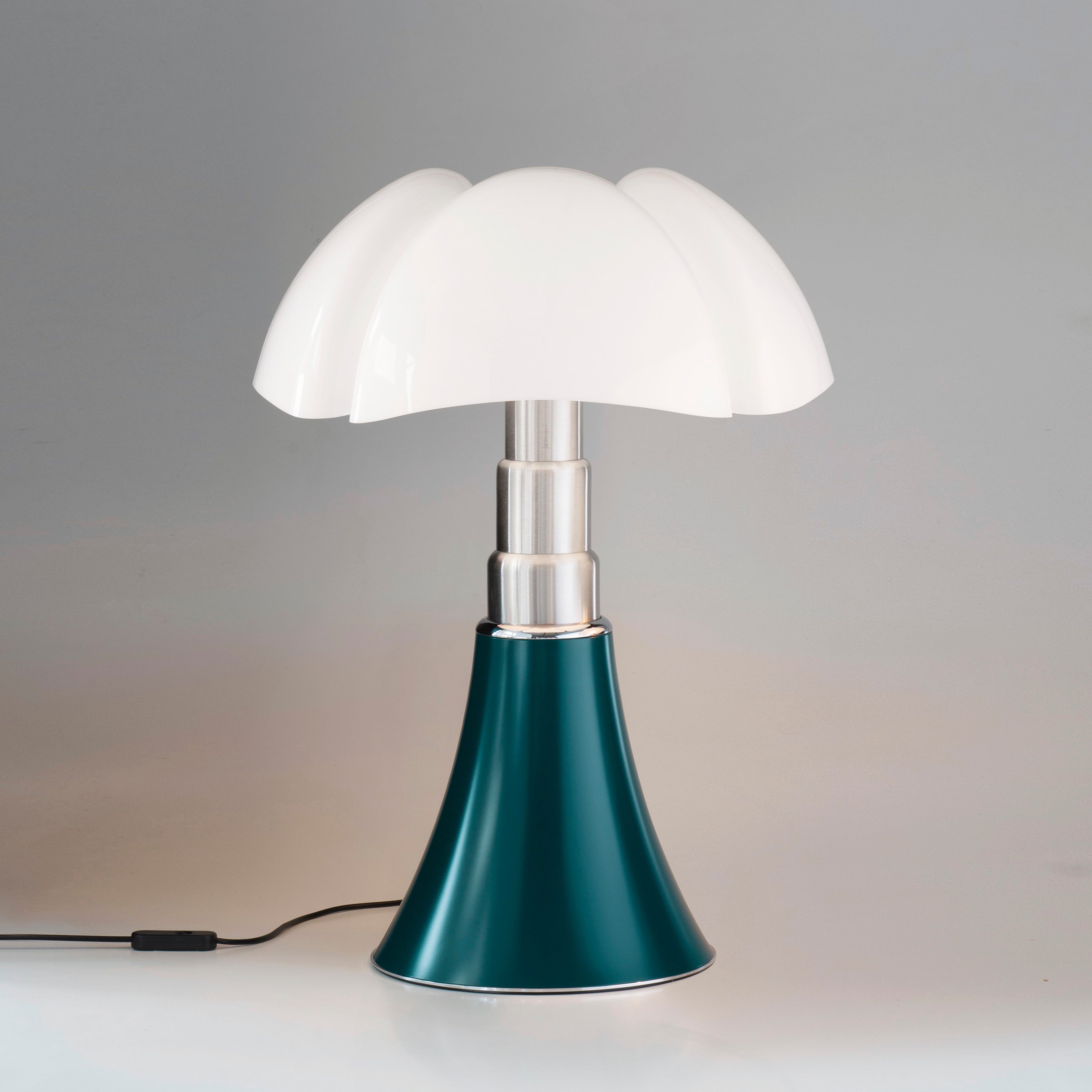 Tischlampe PIPISTRELLO MEDIUM mit opalinem Schirm und dunkelgrünem Fuß