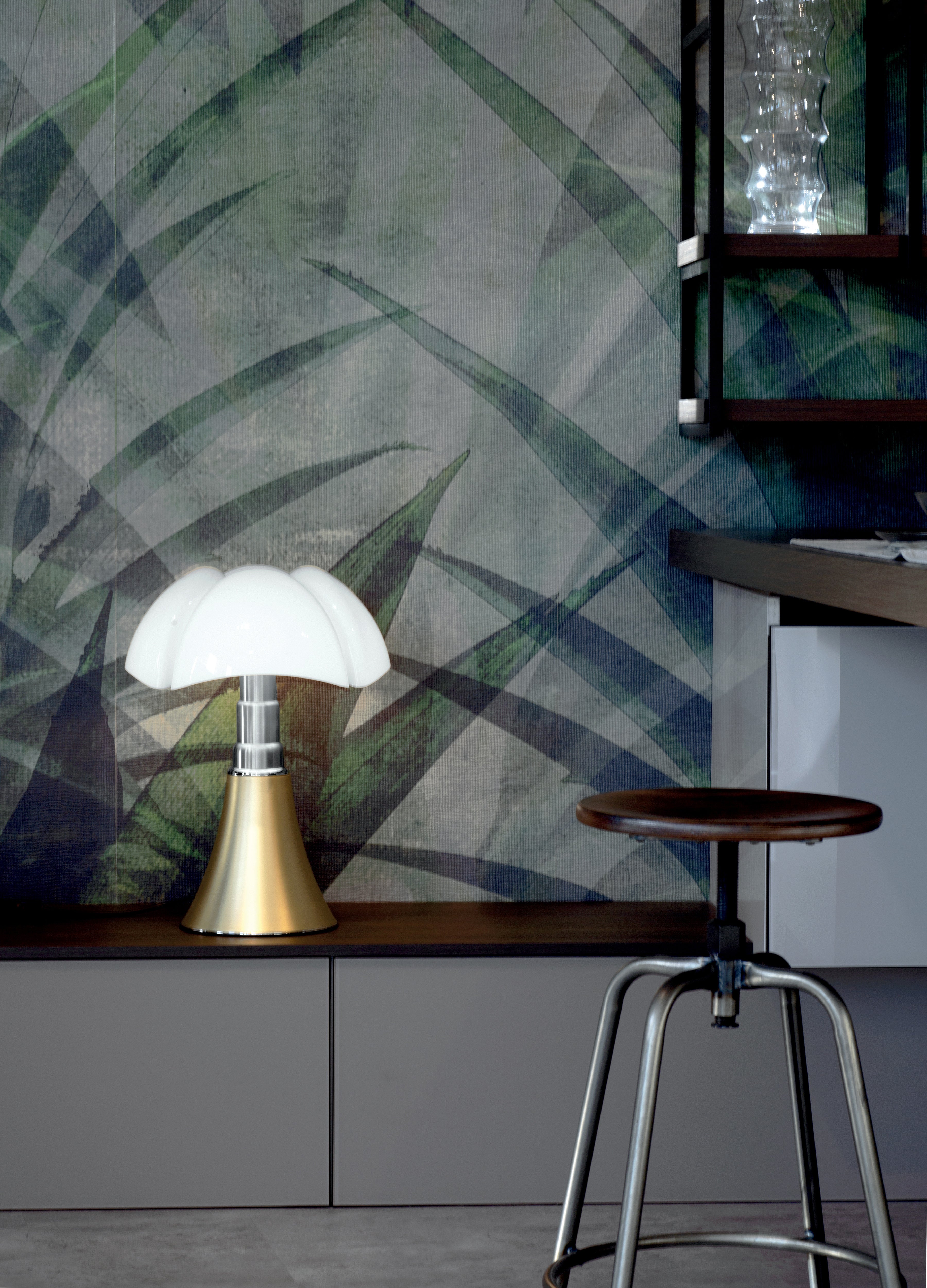 Lampa stołowa PIPISTRELLO MEDIUM opalowy klosz z mosiężną podstawą