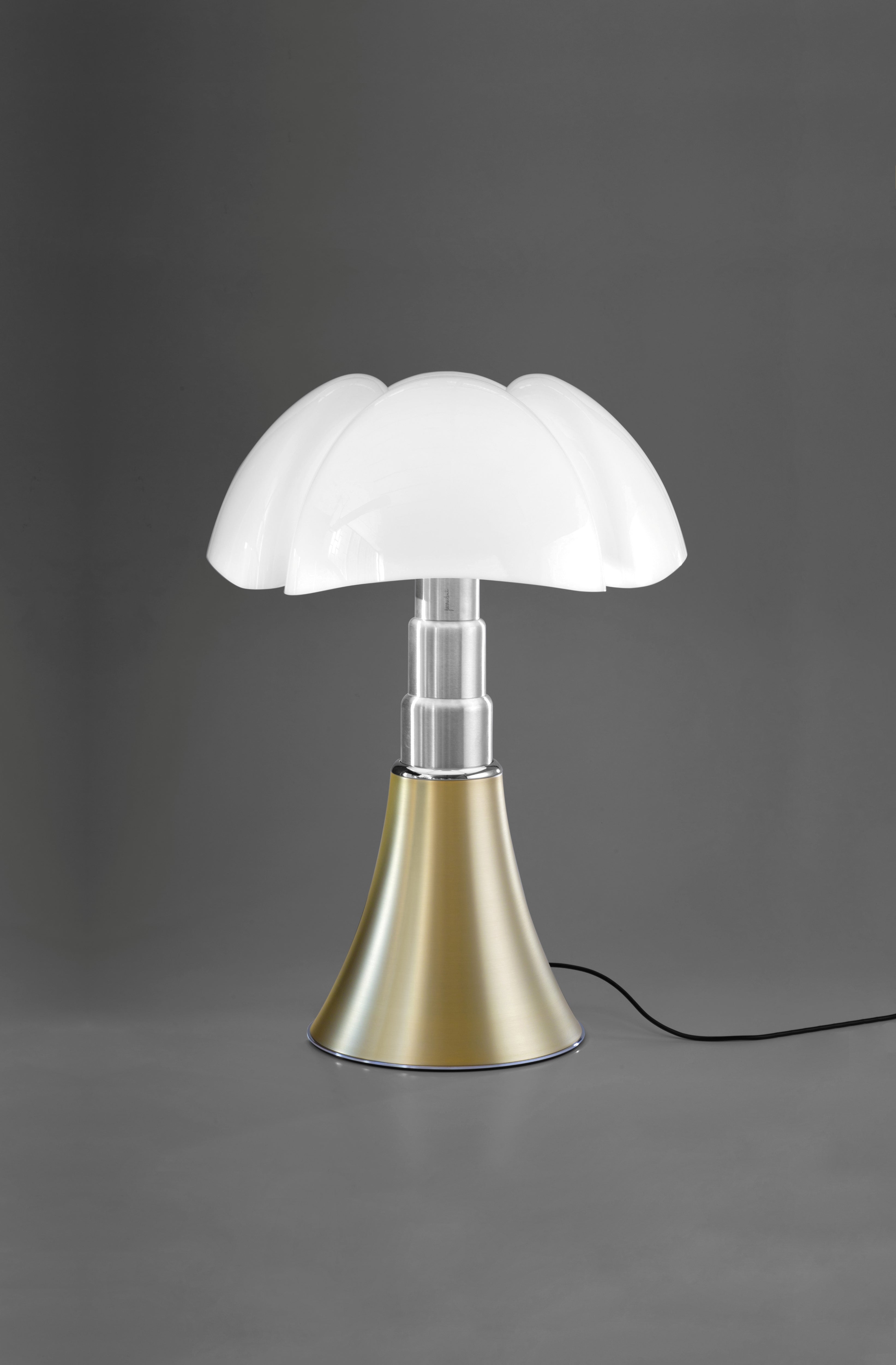 Lampa stołowa PIPISTRELLO opalowy klosz z mosiężną podstawą