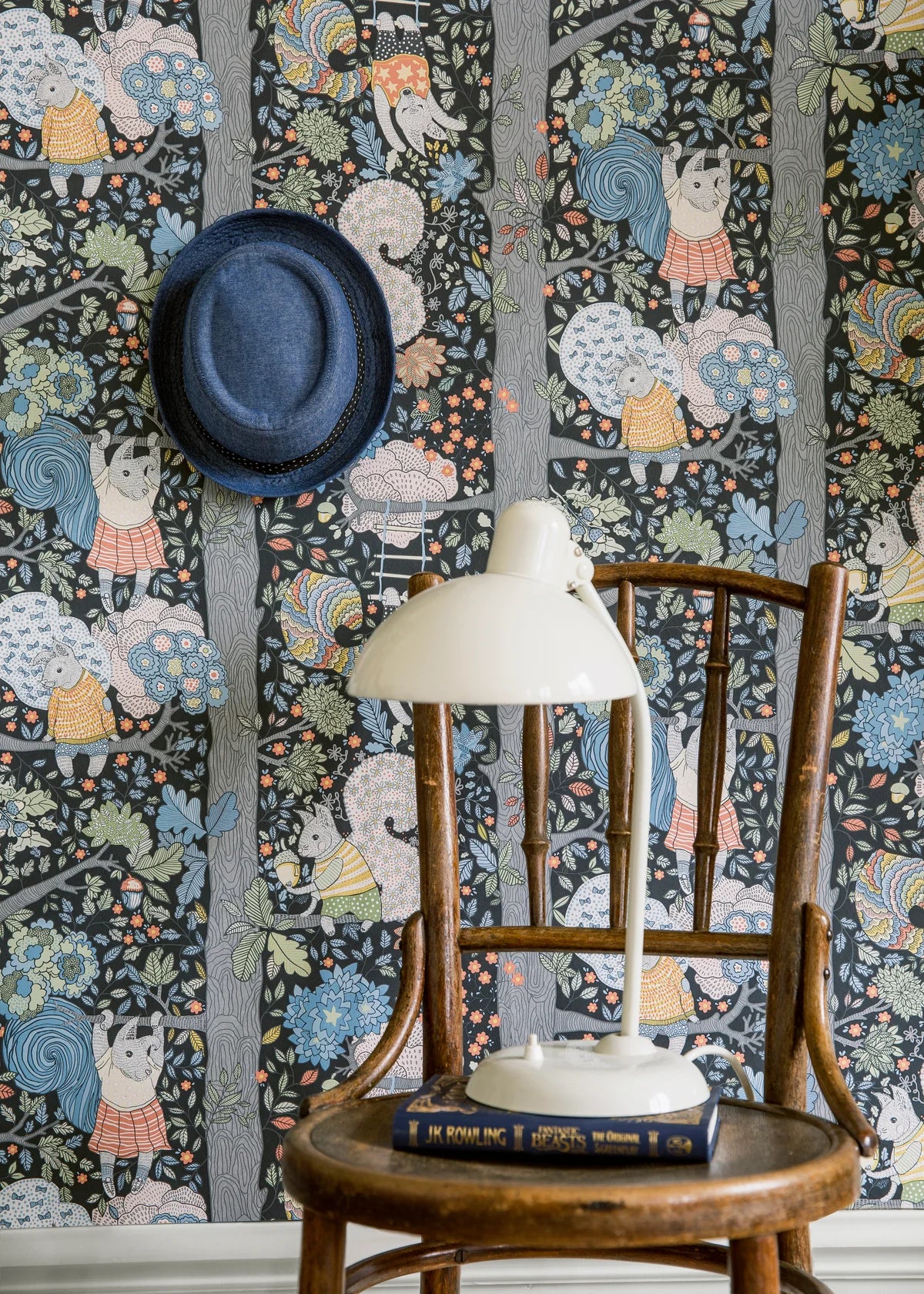 Kinder-Tapete mit dem Motiv eines Märchenwaldes CHARLIE schwarz mit blau