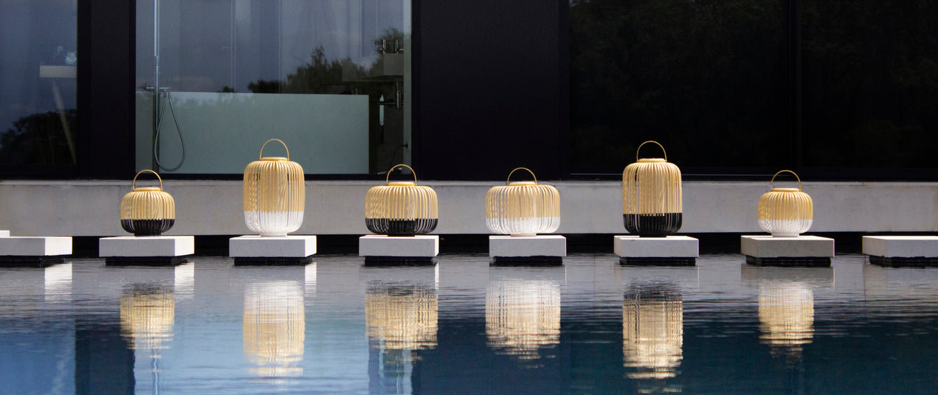 Tragbare Lampe nimmt einen Weg schwarz