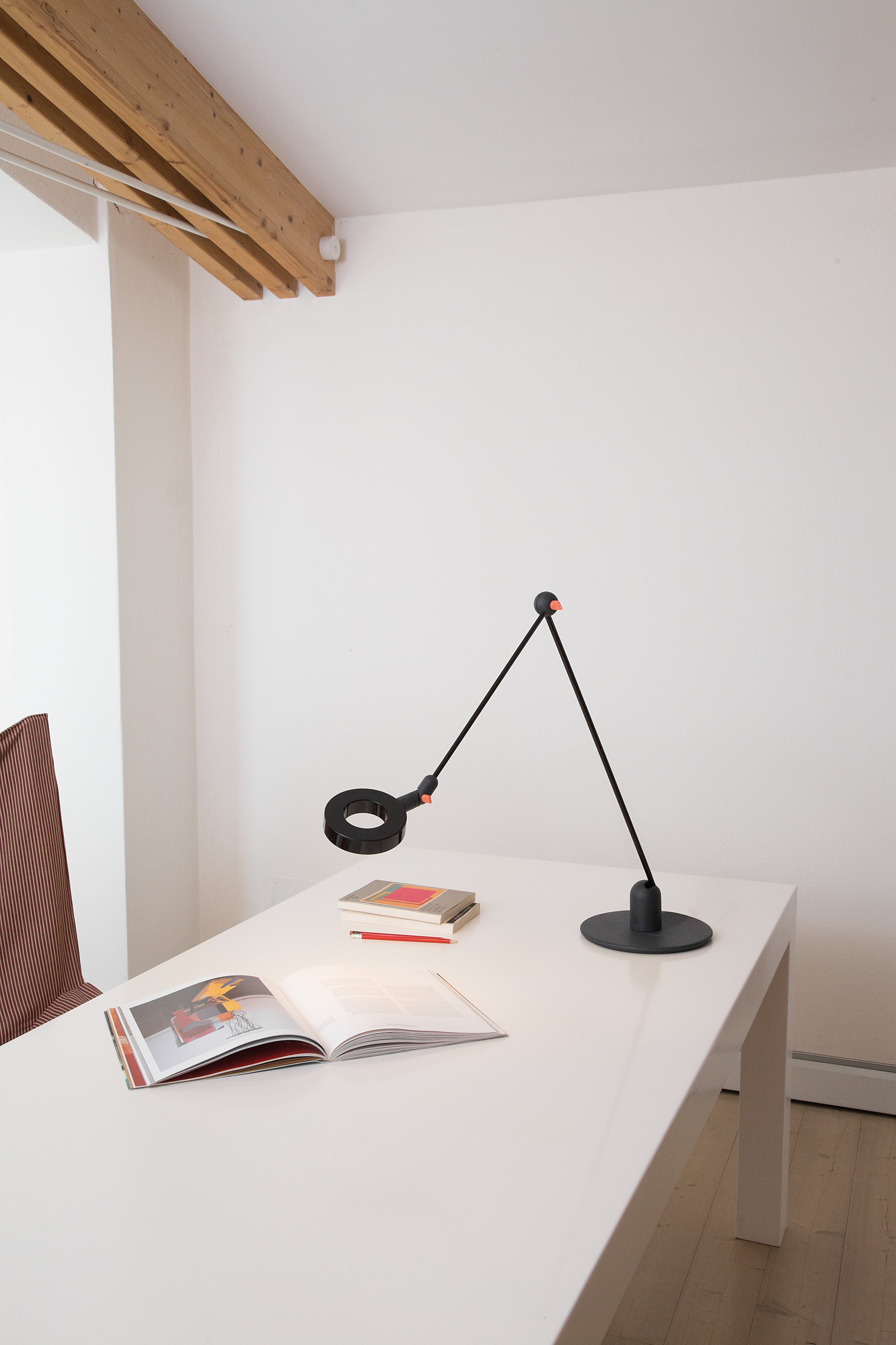 Lampa biurkowa L'AMICA czarny z koralowym