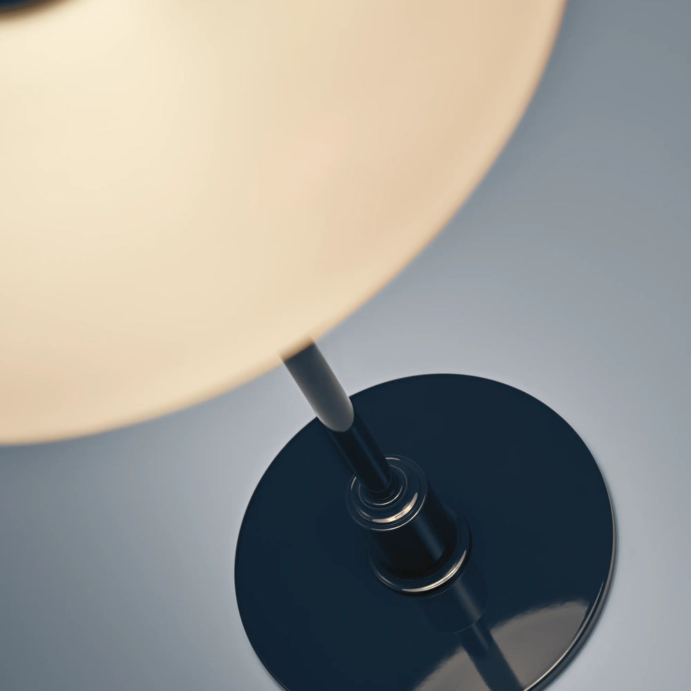 Tischlampe PH 2/1 in Weiß mit blauer Basis