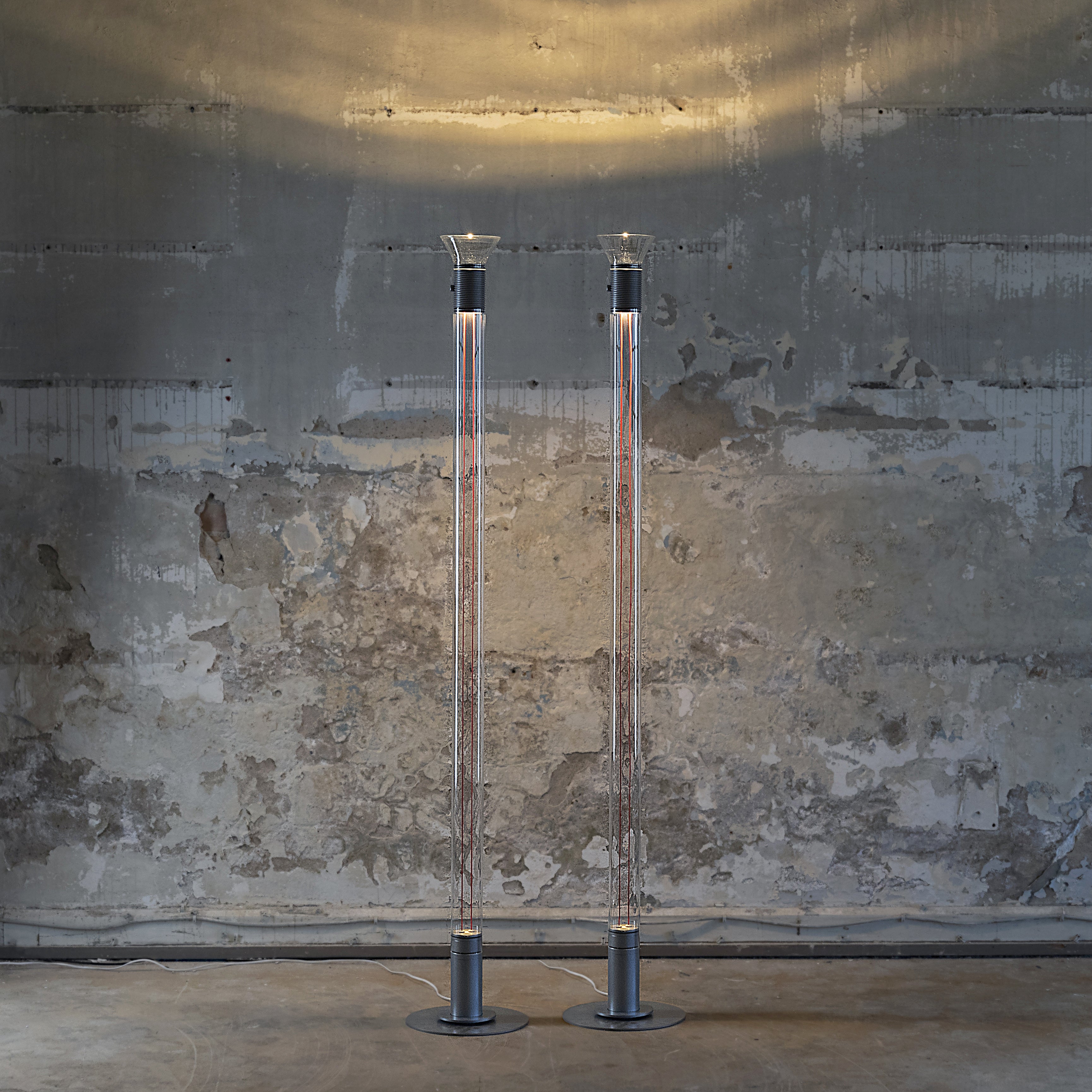 Stehlampe DIA transparent mit matten braunen Elementen