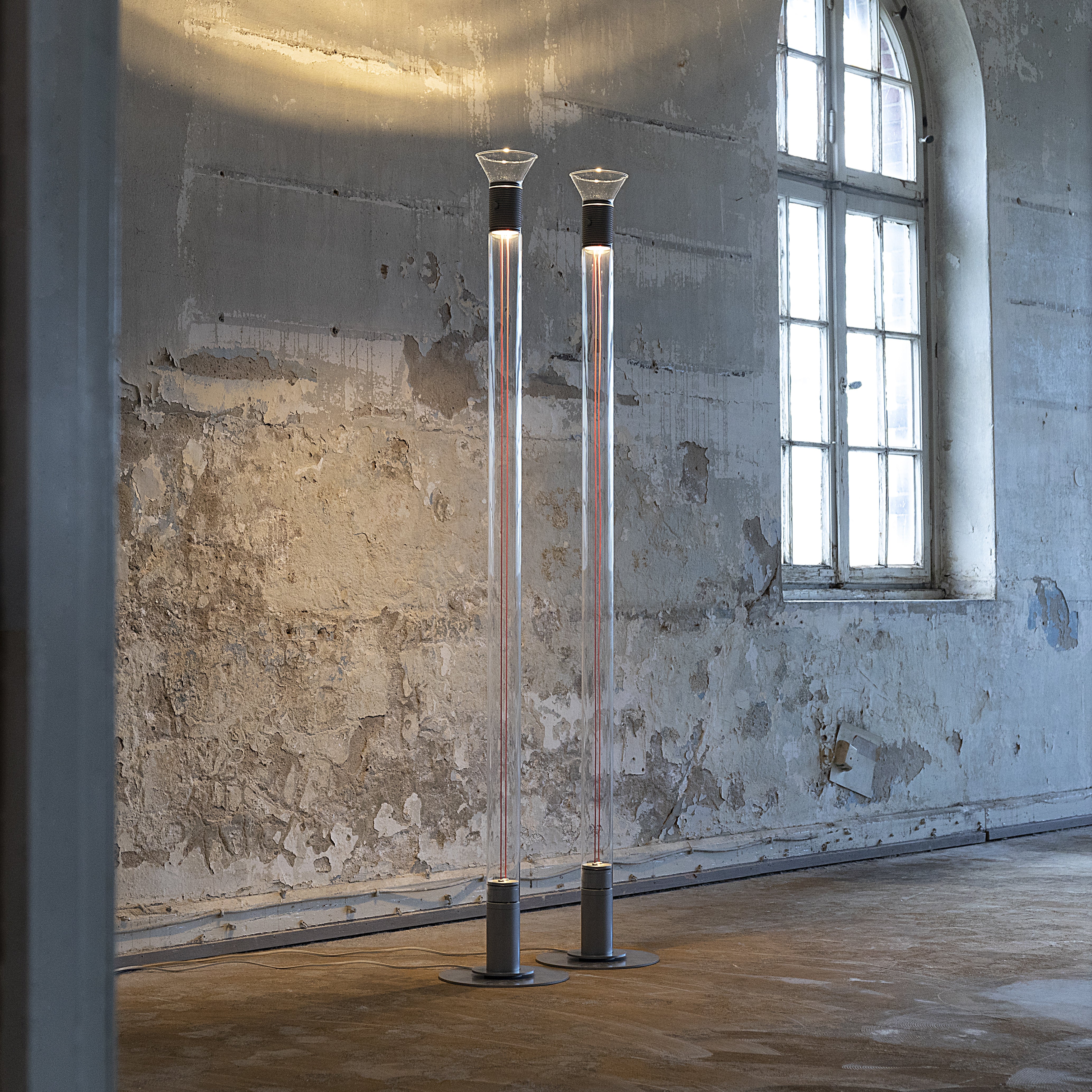 Stehlampe DIA transparent mit matten braunen Elementen