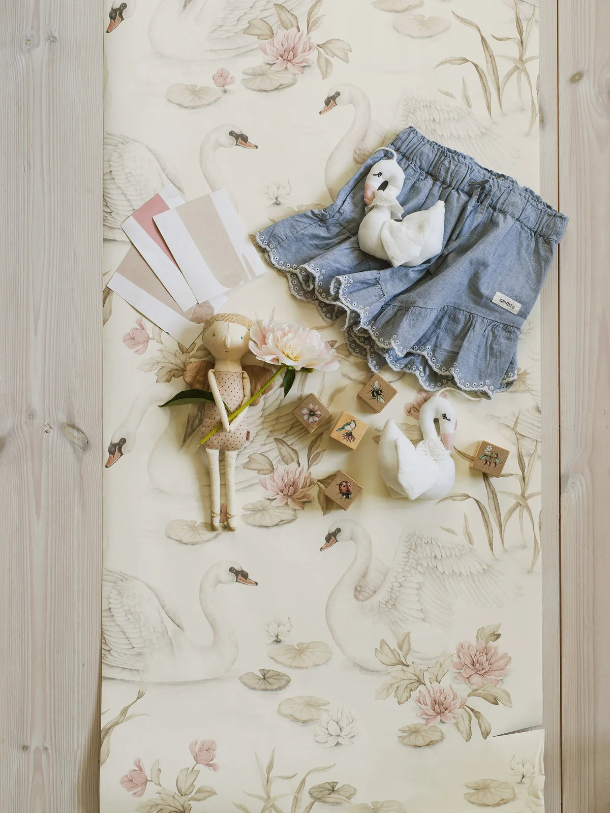 Children's wallpaper with a floral and animal motif LILY SWAN cream